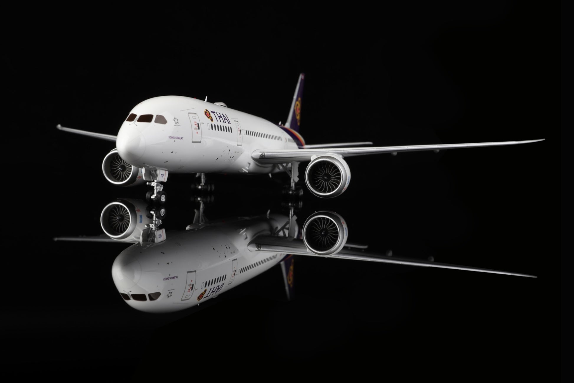 Thai Airways Boeing 787-8 HS-TQF – Scale 1:200 – SQ Wings – 28.35 cm