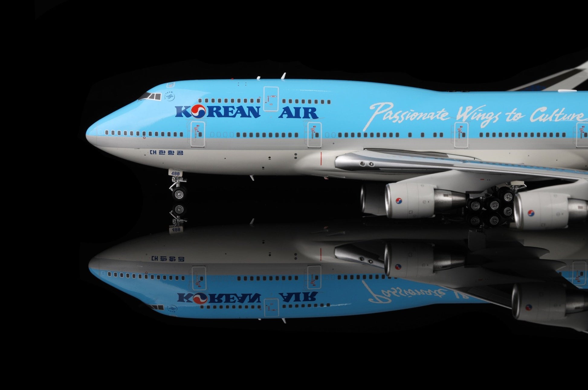 B747-400 HL7488 de Korean Air: "Alas apasionadas por la cultura" – Maqueta a escala 1/200 de SQ Wings