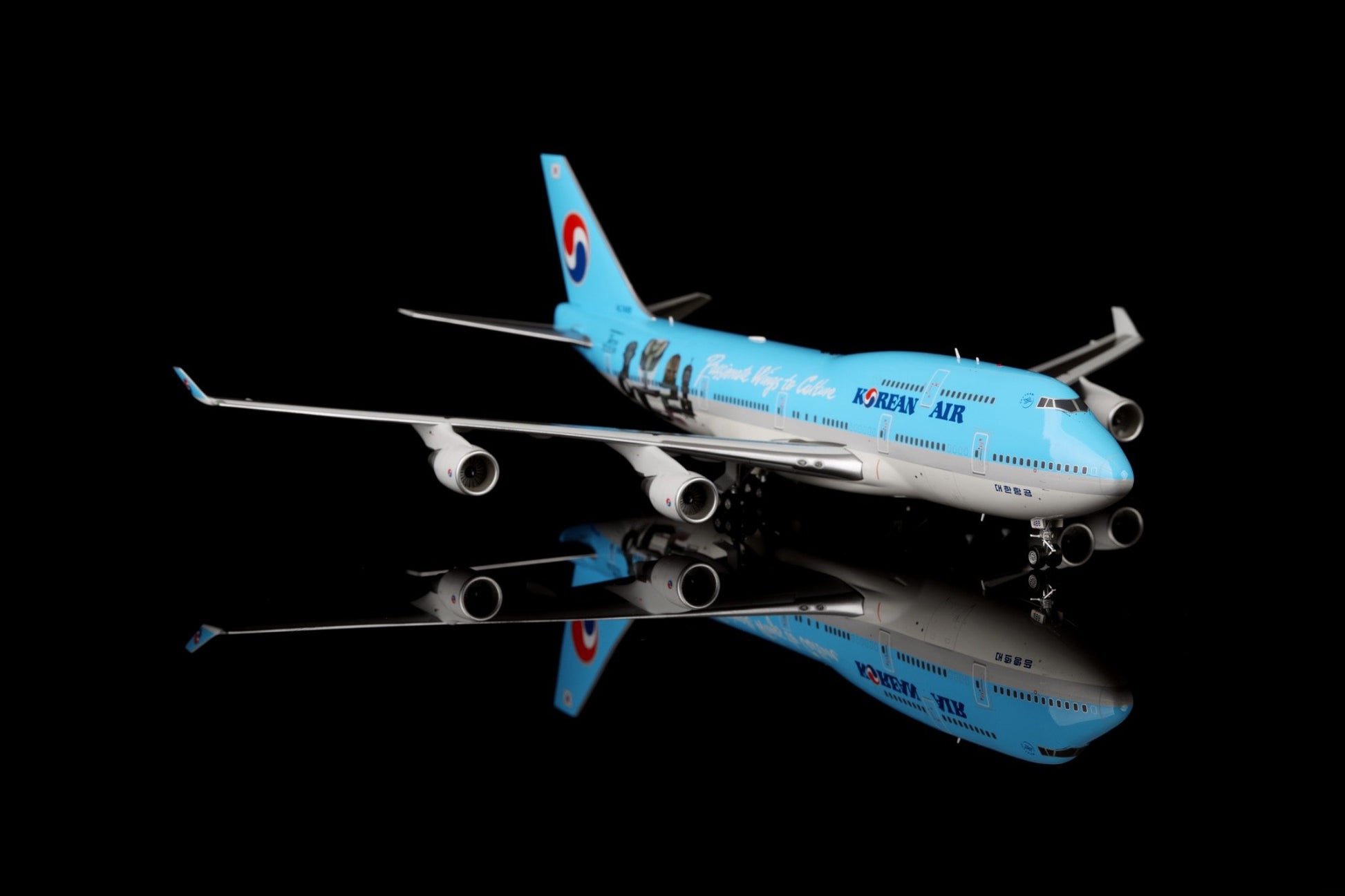 B747-400 HL7488 de Korean Air: "Alas apasionadas por la cultura" – Maqueta a escala 1/200 de SQ Wings