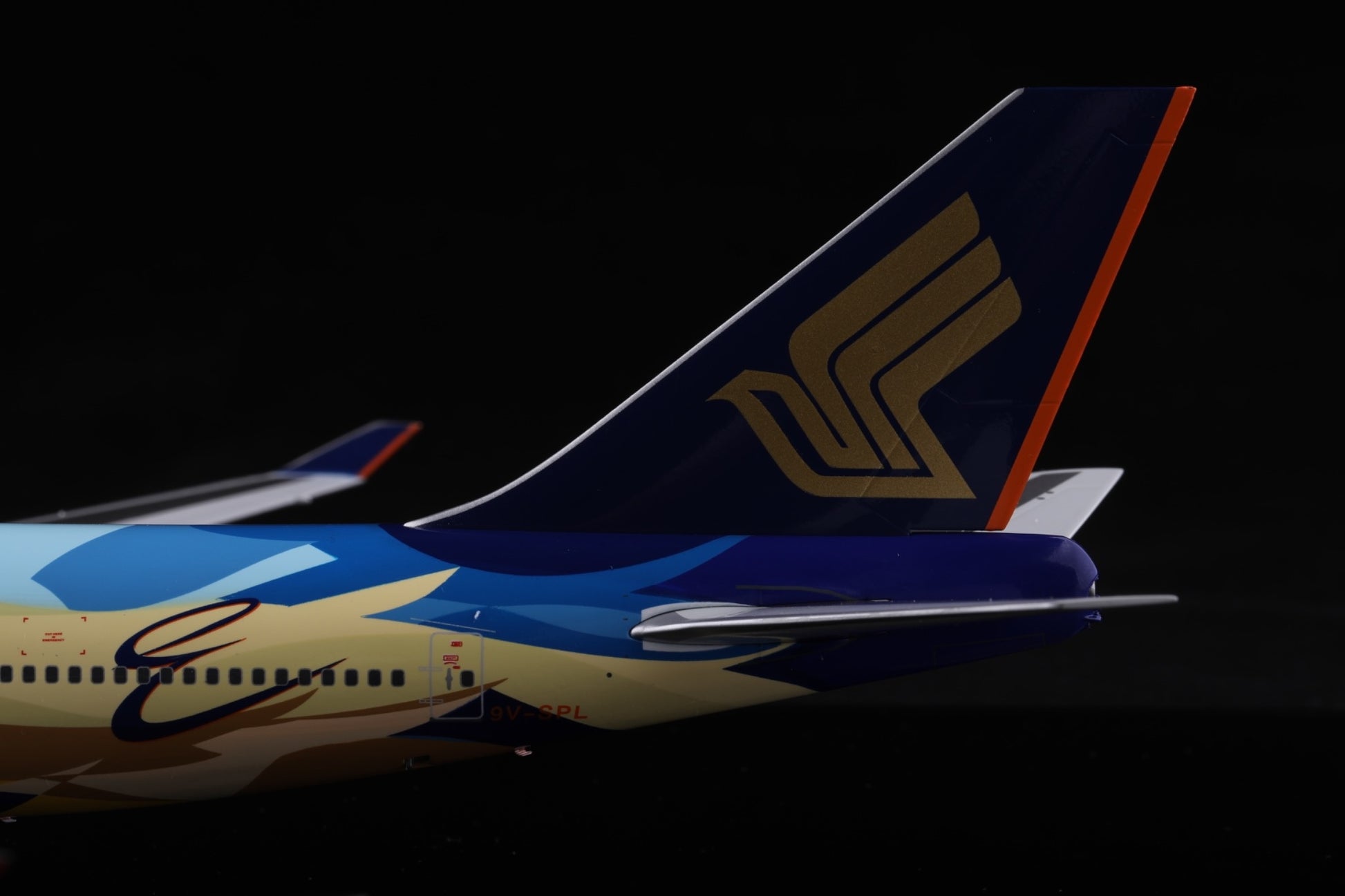 Singapore Airlines - B747-400 - 9V-SPL - Tropical Livery- L2002 - 35.3cm -  Scale 1/200