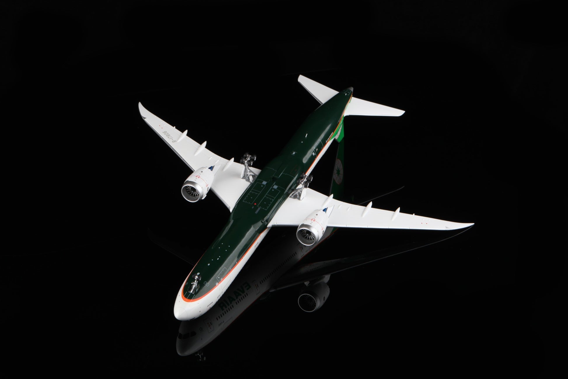EVA Air Boeing 787-10 B-17806 – Scale 1:200 – SQ Wings – 34.1 cm