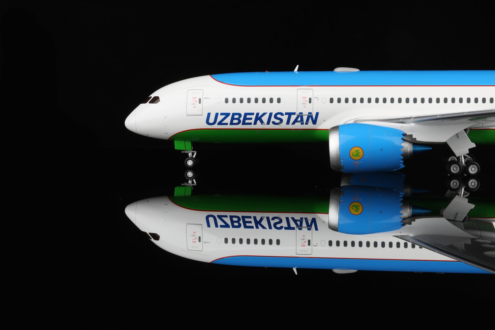 Uzbekistan B787-8 UK78706 – Scale 1:200 – SQ Wings – 28.35 cm
