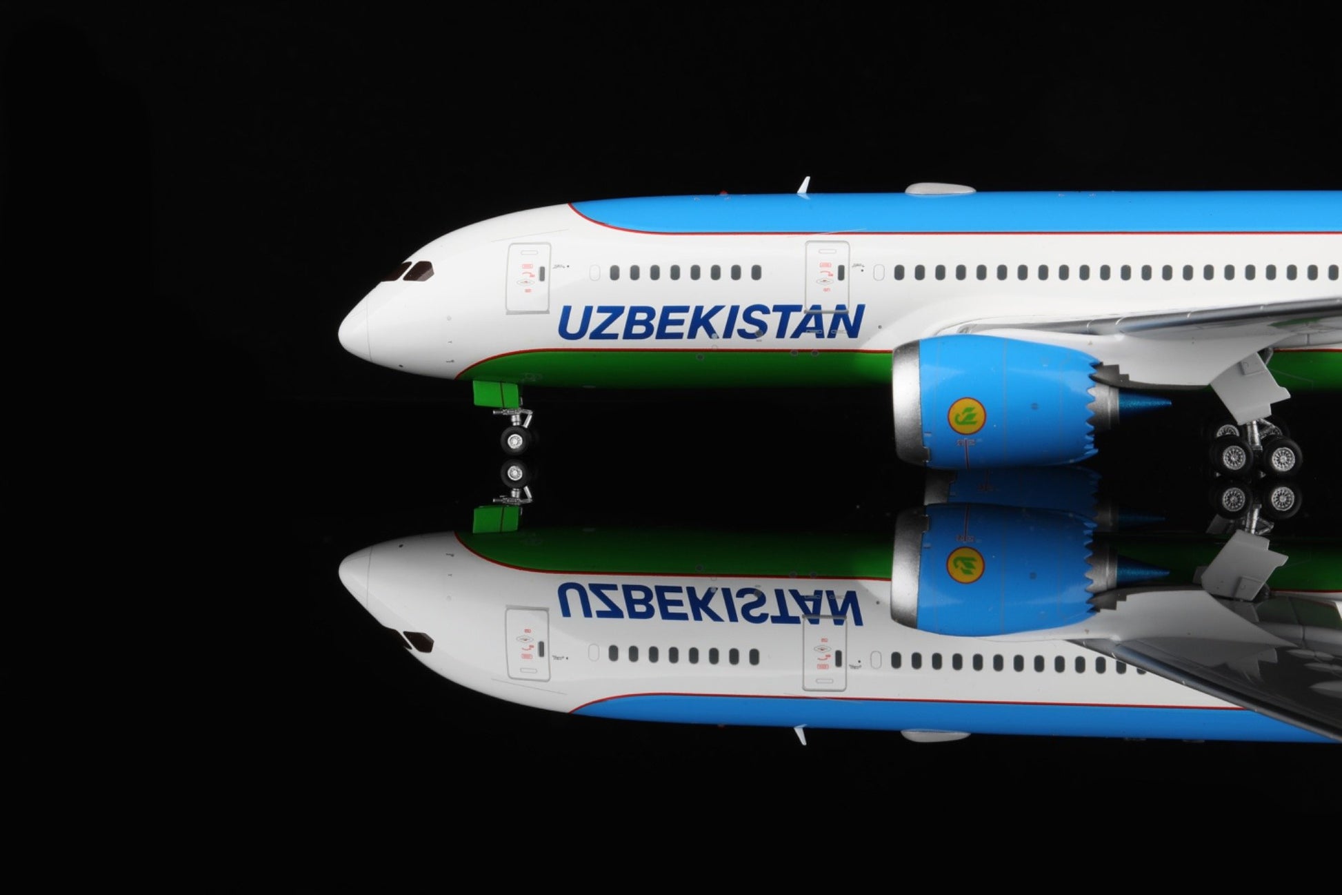 Uzbekistan B787-8 UK78706 – Scale 1:200 – SQ Wings – 28.35 cm