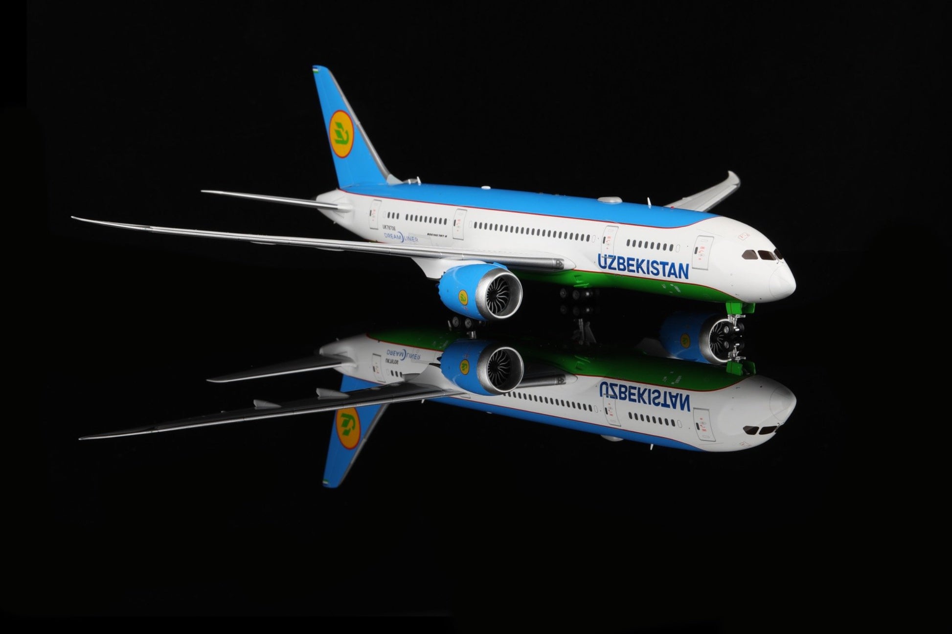 Uzbekistan B787-8 UK78706 – Scale 1:200 – SQ Wings – 28.35 cm