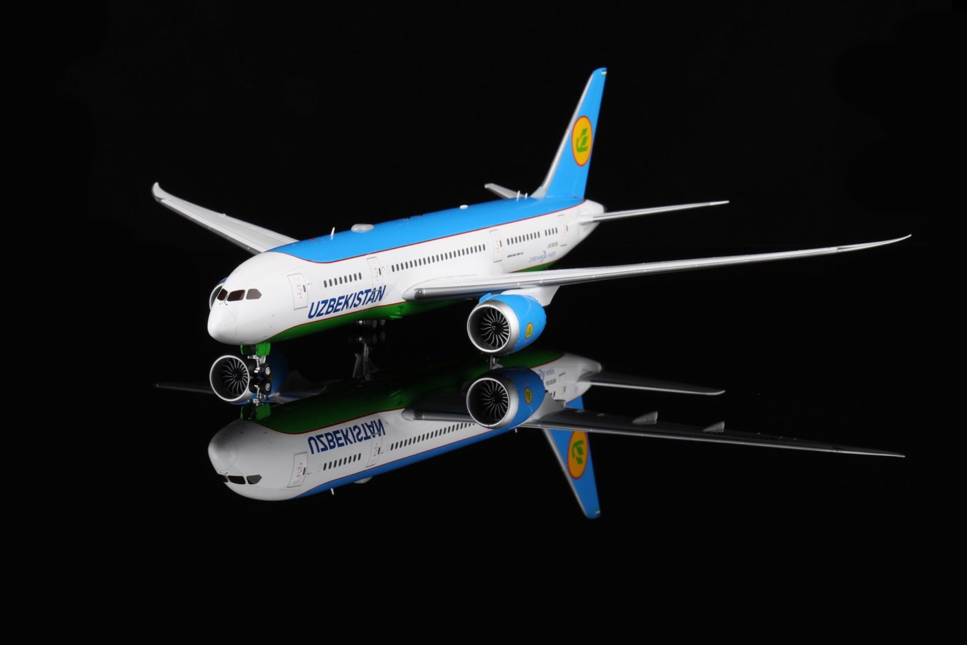 Uzbekistan B787-8 UK78706 – Scale 1:200 – SQ Wings – 28.35 cm