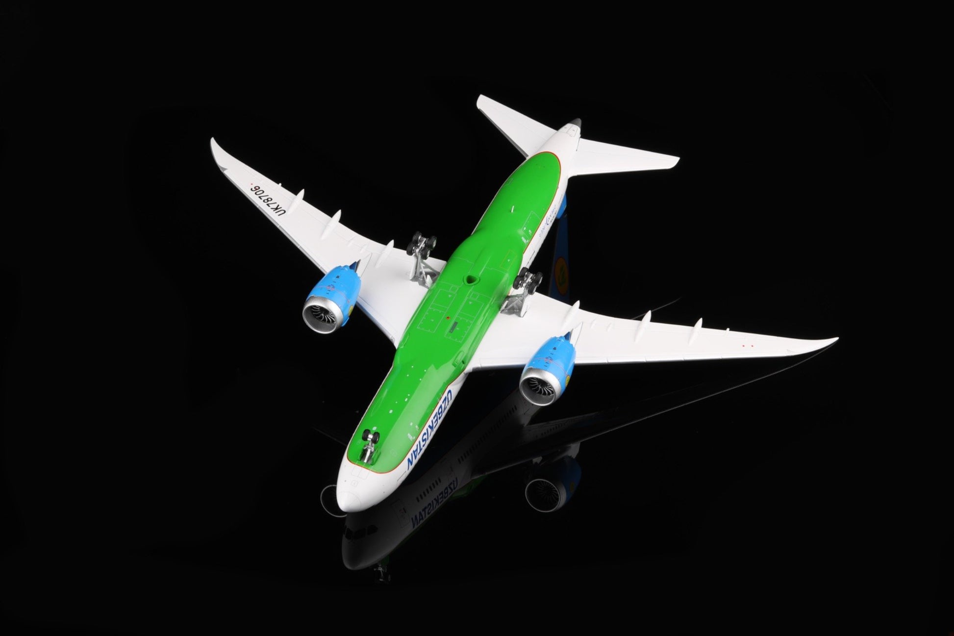 Uzbekistan B787-8 UK78706 – Scale 1:200 – SQ Wings – 28.35 cm