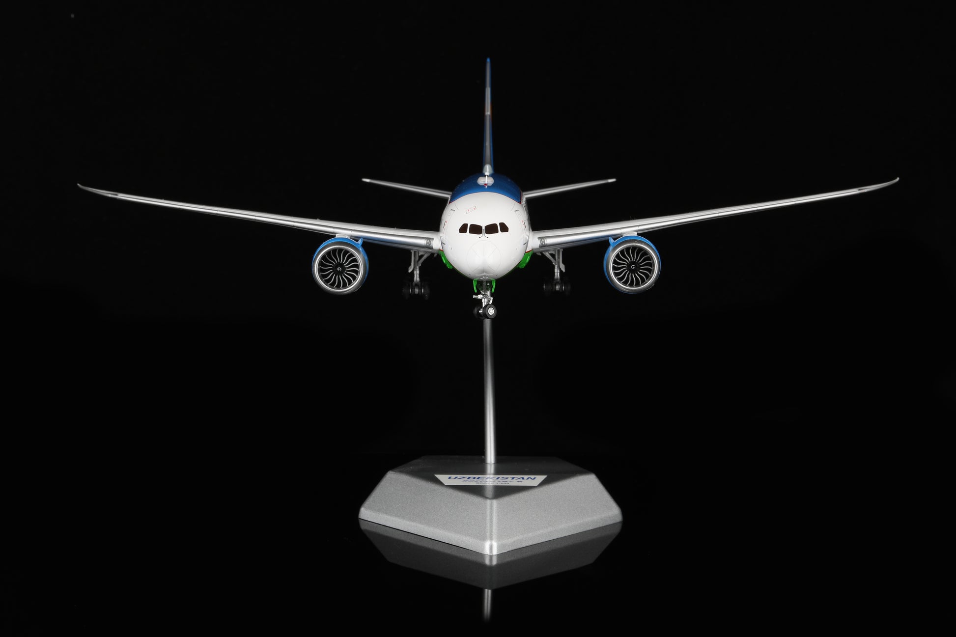 Uzbekistan B787-8 UK78706 – Scale 1:200 – SQ Wings – 28.35 cm