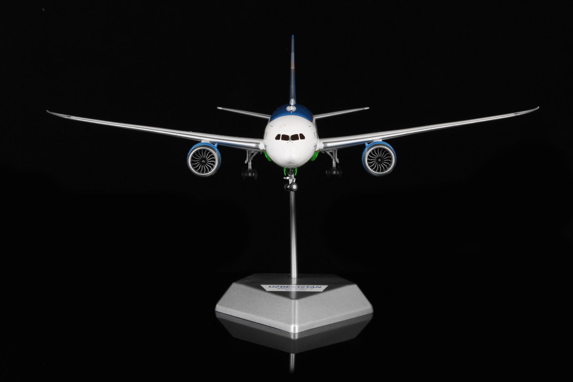 Uzbekistan B787-8 UK78706 – Scale 1:200 – SQ Wings – 28.35 cm