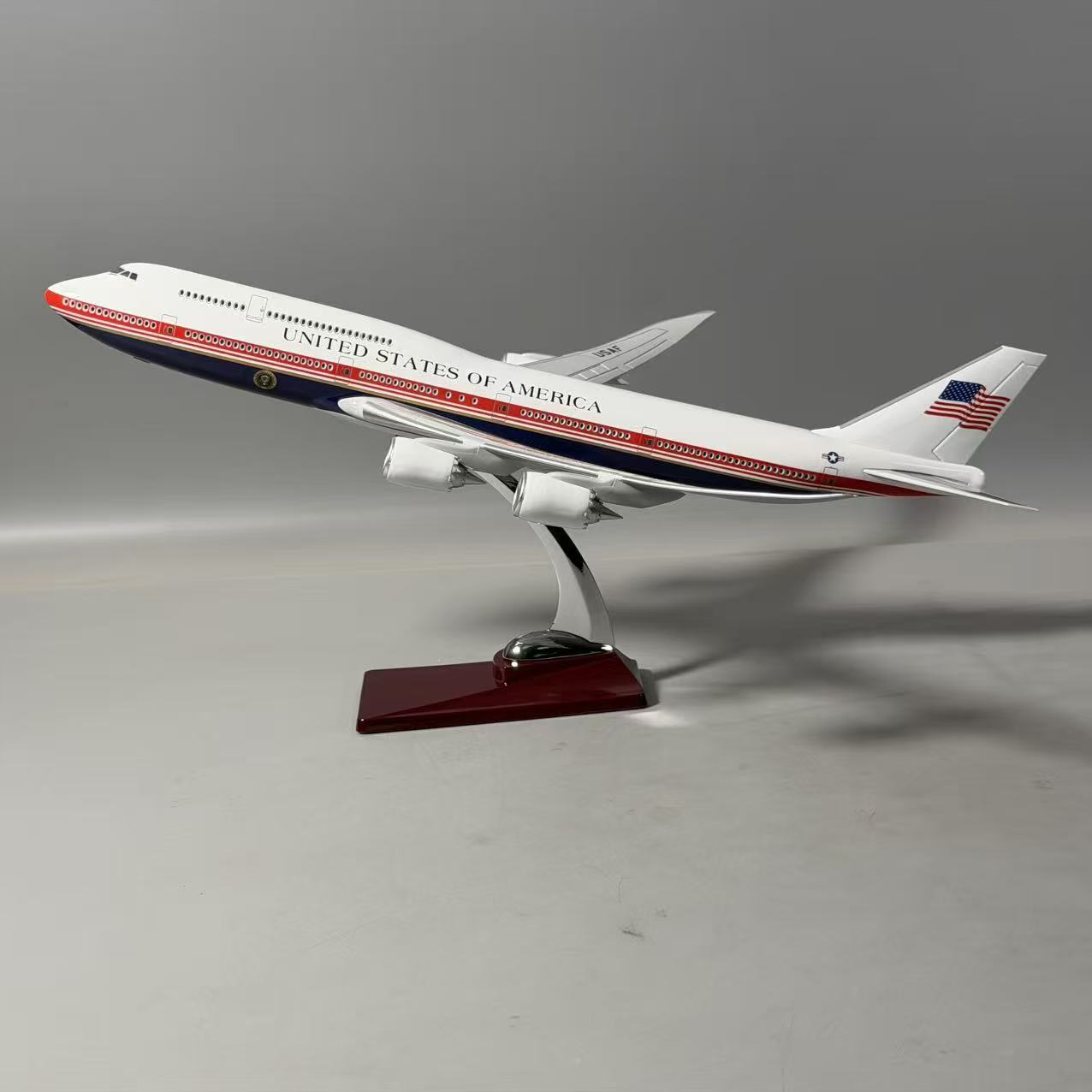 Air Force One Boeing 747-8 (VC-25B) 1:150 Scale Model Airplane – New Presidential Livery (47cm / 18.5")