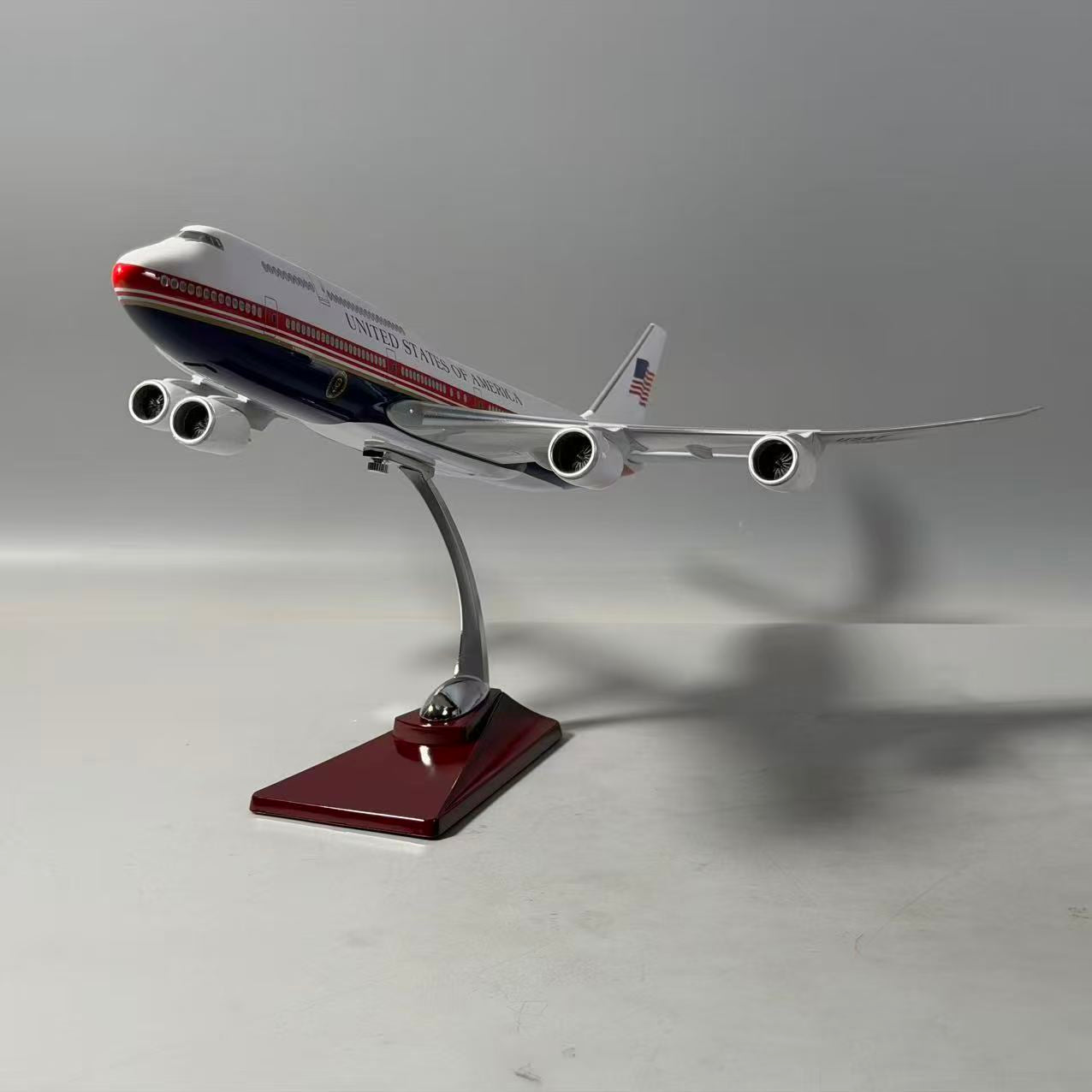 Air Force One Boeing 747-8 (VC-25B) 1:150 Scale Model Airplane – New Presidential Livery (47cm / 18.5")