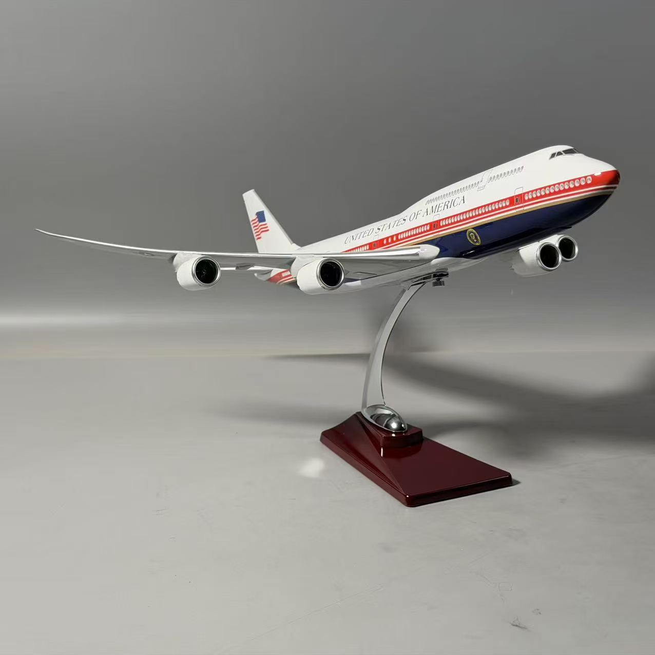 Air Force One Boeing 747-8 (VC-25B) 1:150 Scale Model Airplane – New Presidential Livery (47cm / 18.5")