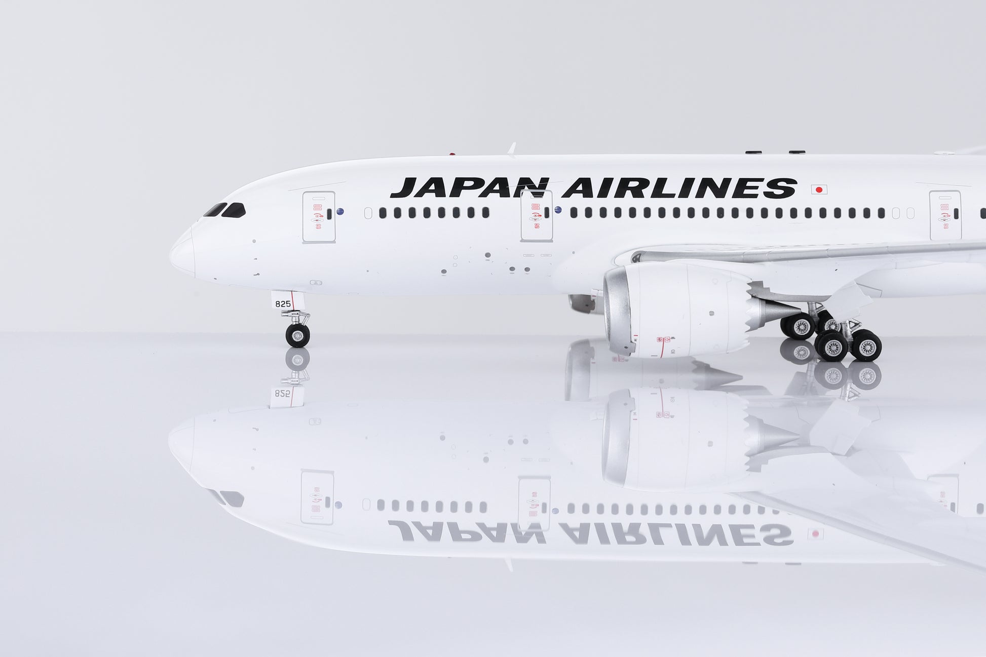Japan Airlines Boeing 787-8 JA825J – Scale 1:200 – SQ Wings – 28.3 cm - L2027