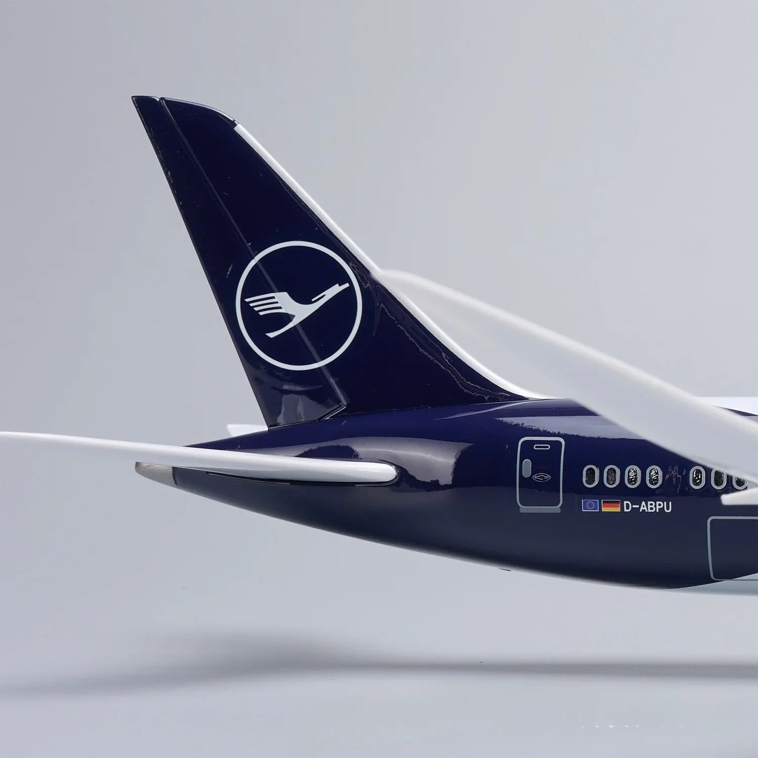 Boeing 787-9 Lufthansa 100 Years Commemorative – 1:145 Scale Model - Gallery 7
