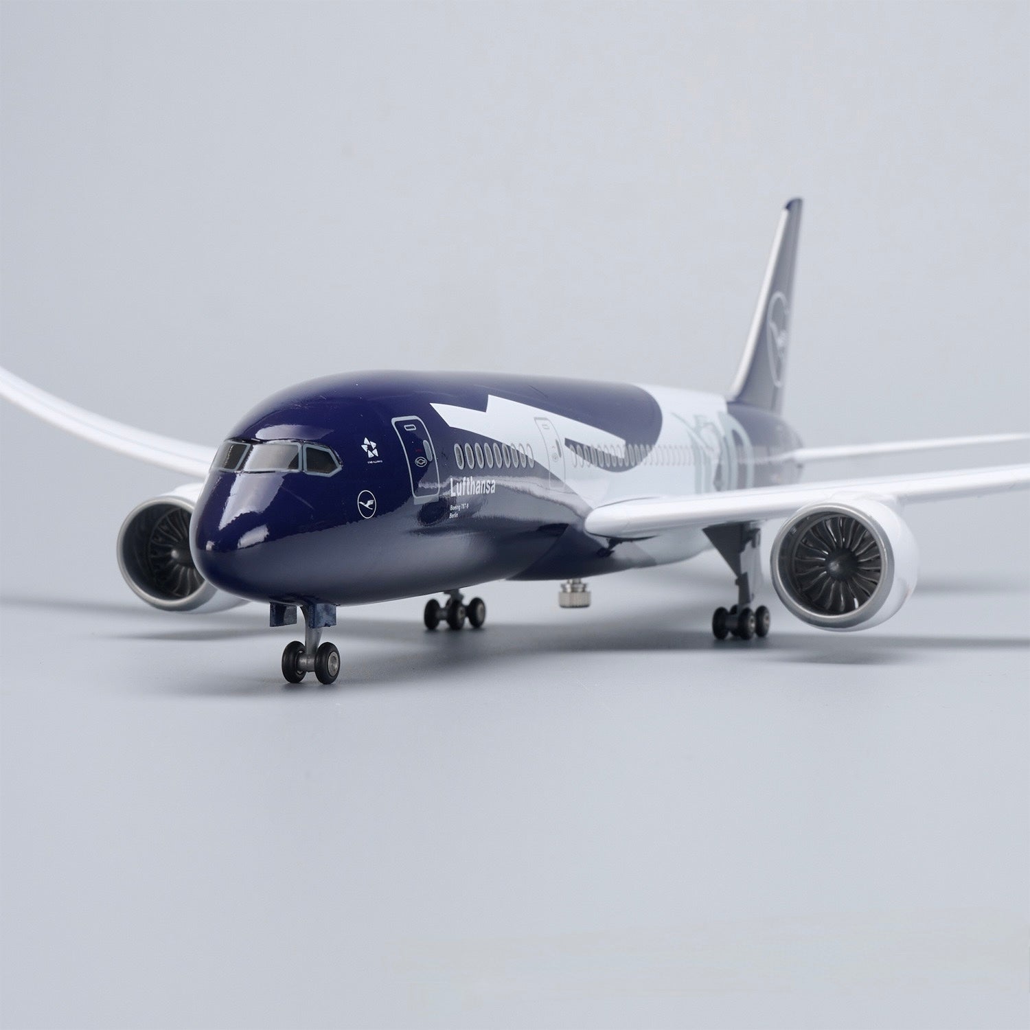 Boeing 787-9 Lufthansa 100 Years Commemorative – 1:145 Scale Model