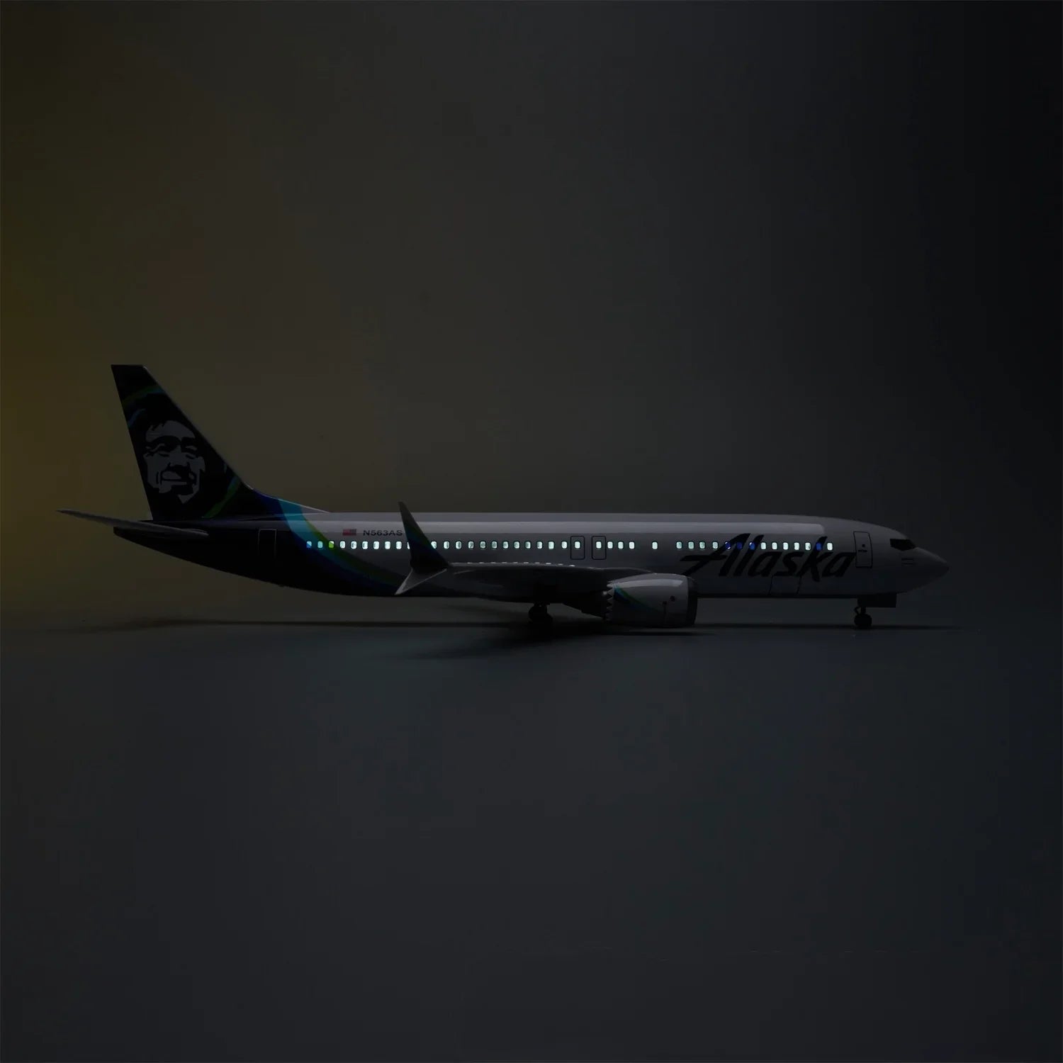 Boeing 737-800 Alaska Airlines 1:85 – 47 cm / 18.5 in – LED Lights - Gallery 3