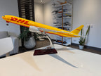 DHL Boeing 777-F Cargo 1:150 – 47 cm / 18,5 in – Maqueta de resina sólida prémium