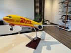 DHL Boeing 777-F Cargo 1:150 – 47 cm / 18,5 in – Maqueta de resina sólida prémium