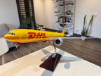 DHL Boeing 777-F Cargo 1:150 – 47 cm / 18,5 in – Maqueta de resina sólida prémium