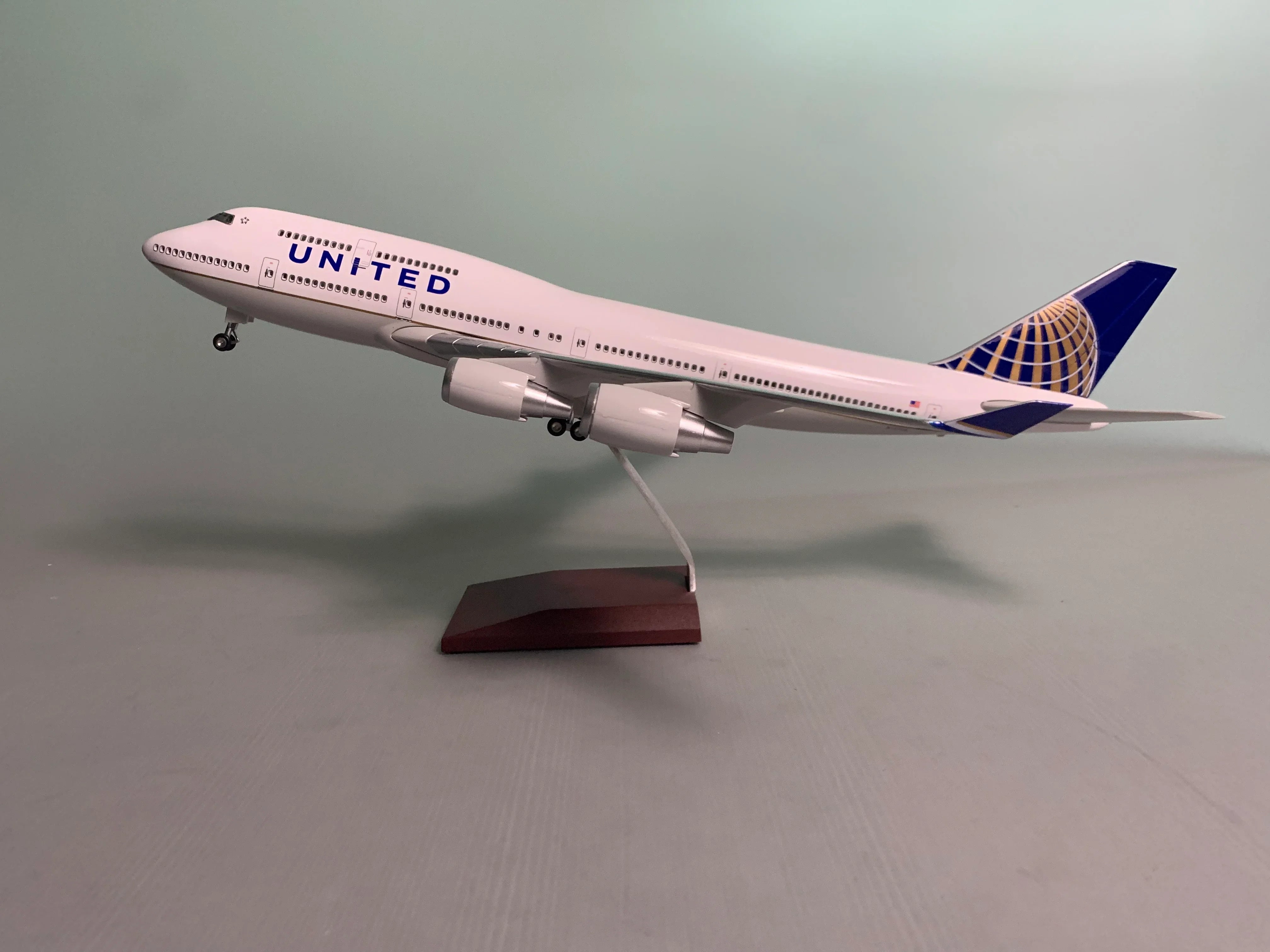 B747-400 United Airlines - Scale  1/150 - 47cm - 18.5 in - Airplane Model - Gallery 2