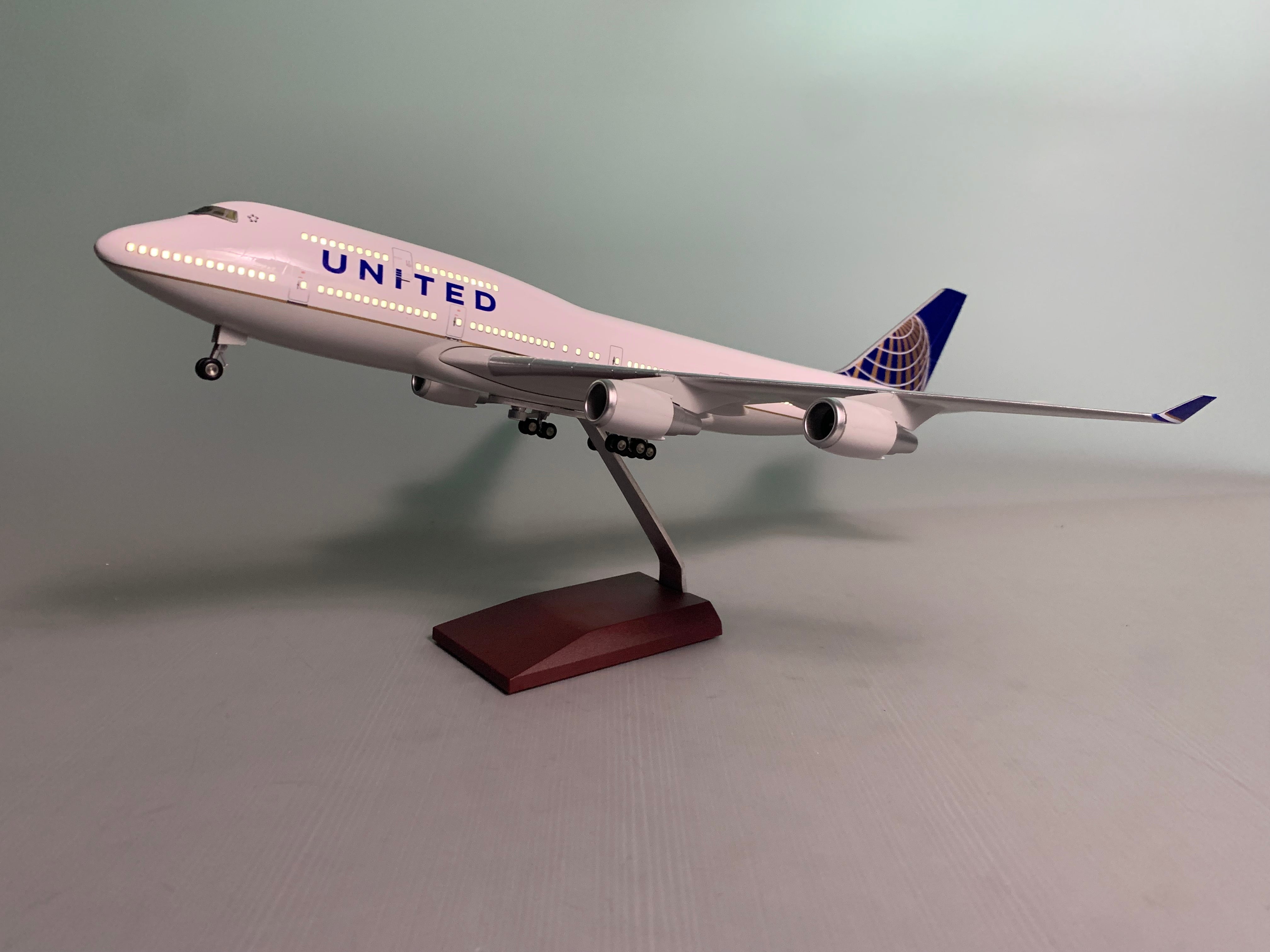 B747-400 United - Scale  1/150 - 47cm - 18.5 in - Airplane Model