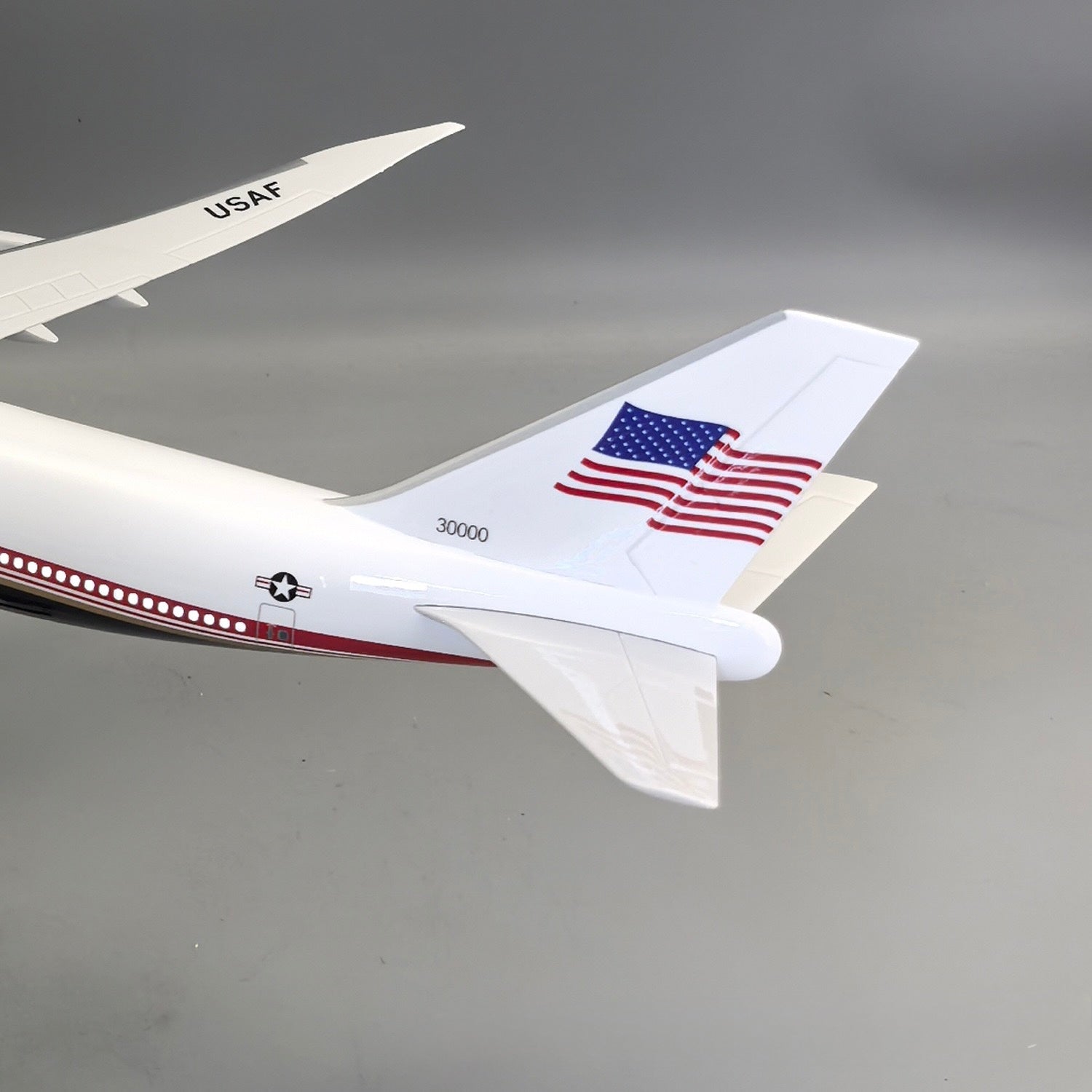 Air Force One Boeing 747-8 (VC-25B) 1:150 Scale Model Airplane – New Presidential Livery (47cm / 18.5") - Gallery 5