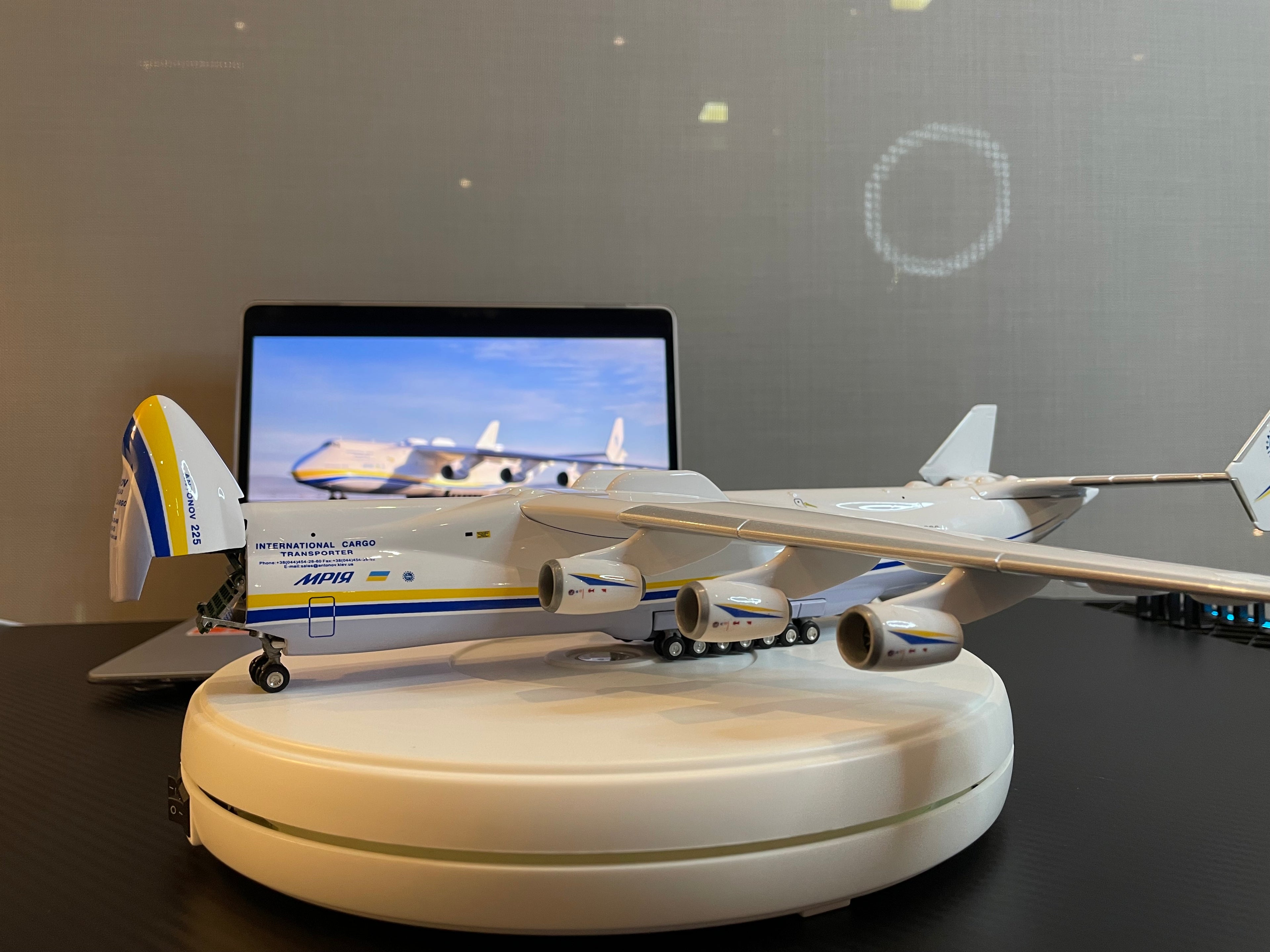 مقتنيات أنتونوف AN-225 مريا - 16.5 بوصة - 42 سم - نموذج عرض فاخر