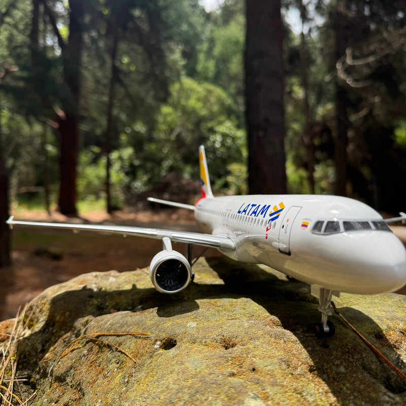 LATAM A320 Colombian Flag Special Edition – 47cm (18.5") – 1:80 Scale – LED (15 Units Only) - Image 8