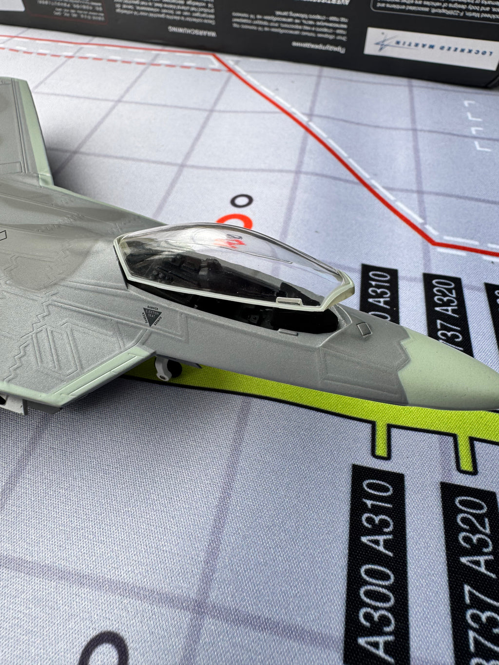 F-22 Raptor Stealth Fighter 1:72 – Die-Cast Alloy Precision – 10.2 in