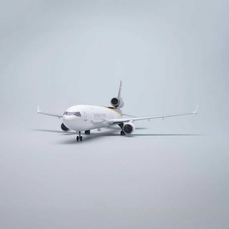 UPS MD-11 McDonnell Douglas – Escala 1:130 – 47 cm/18,5 pulgadas – Resina ABS – SIN luces LED  - Image 3