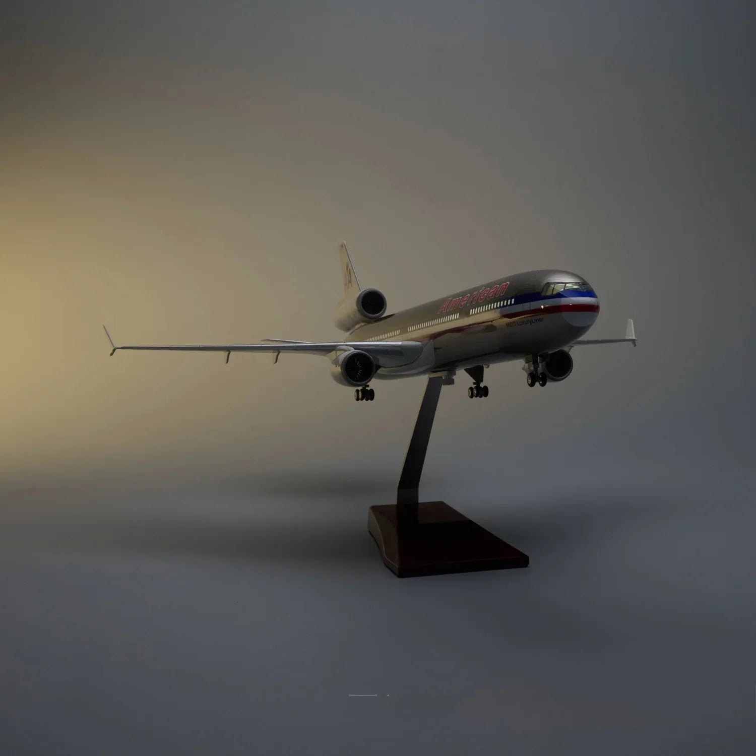 MD-11 American Airlines 1:130 – 47 cm / 18.5 in – ABS Resin – Optional LED Lights - Gallery 5