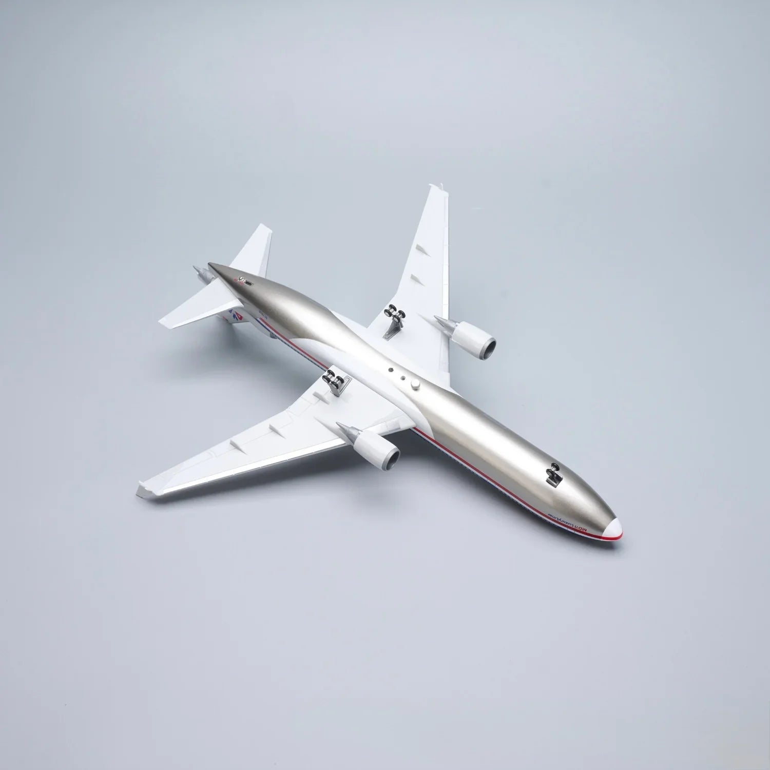 MD-11 American Airlines 1:130 – 47 cm / 18.5 in – ABS Resin – Optional LED Lights - Gallery 9