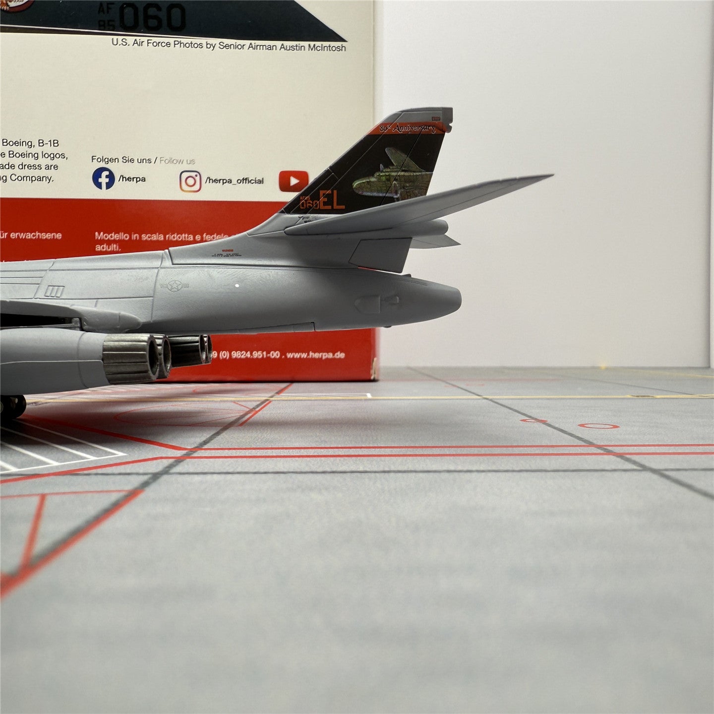 United States Air Force Rockwell B-1B Lancer 85-0060  Scale 1:200  Herpa Wings  22.25 cm