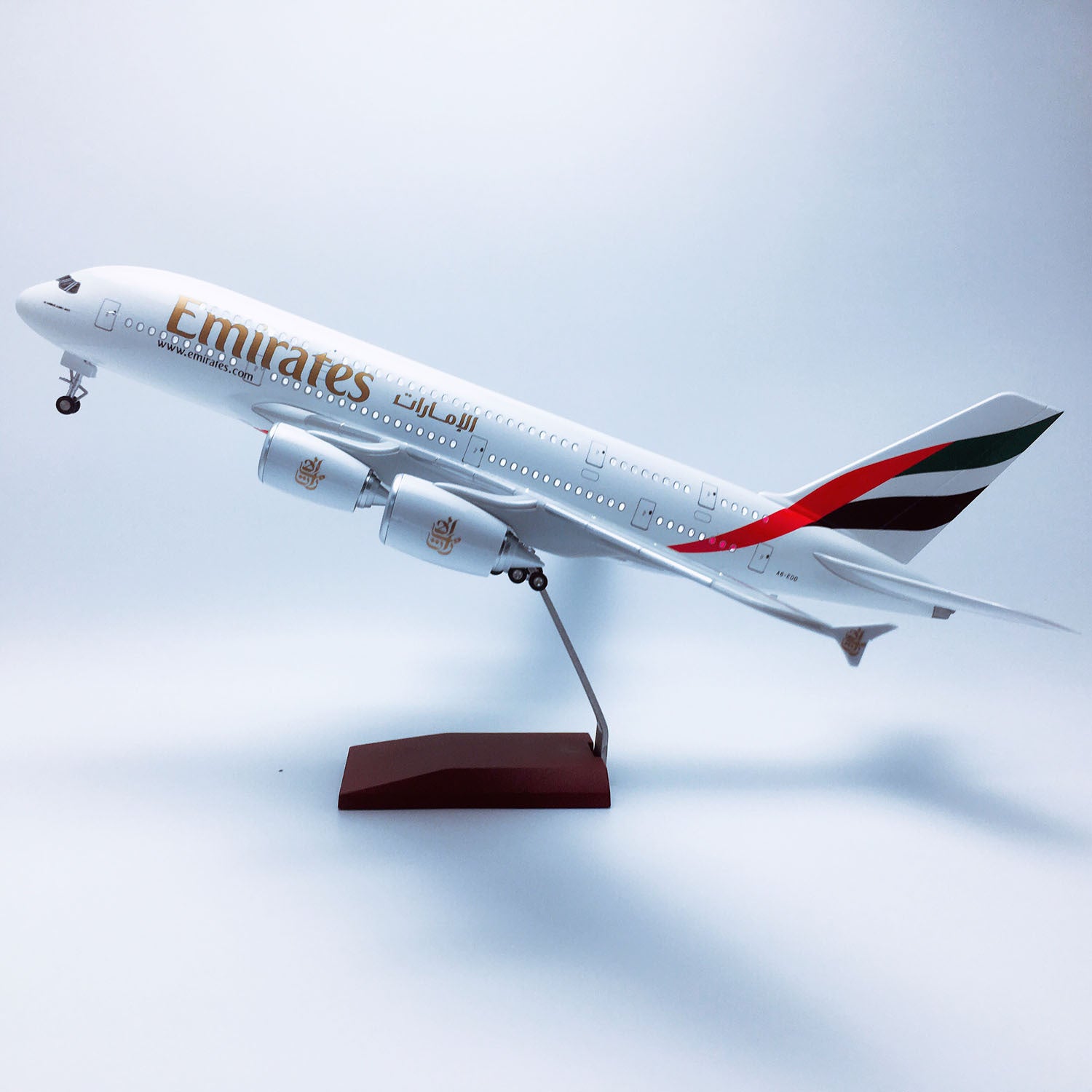 Airbus A380 Emirates – Scale 1:160 (46 cm / 18.5 in)