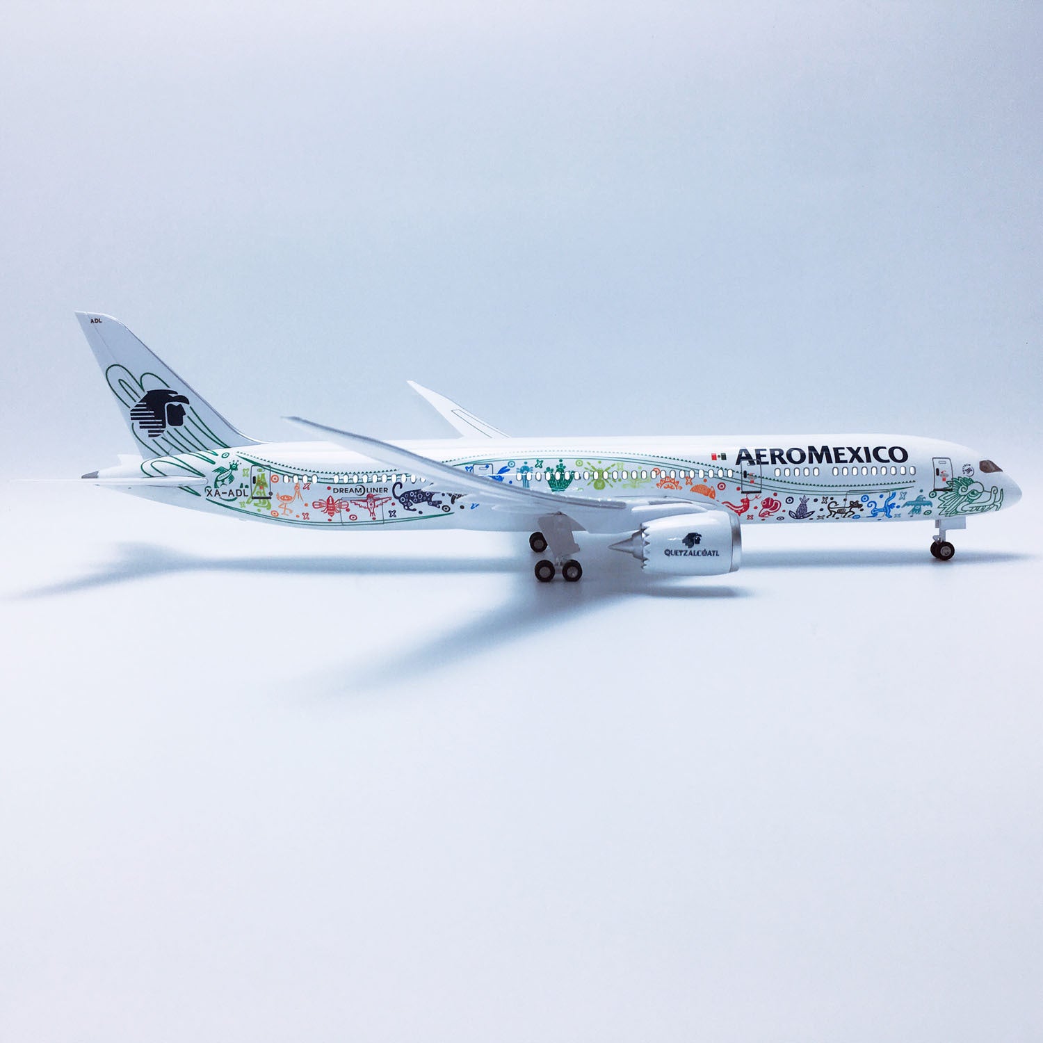 Boeing 787-9 Aeroméxico "Quetzalcóatl" – Scale 1:130 (43 cm / 16.9 in)