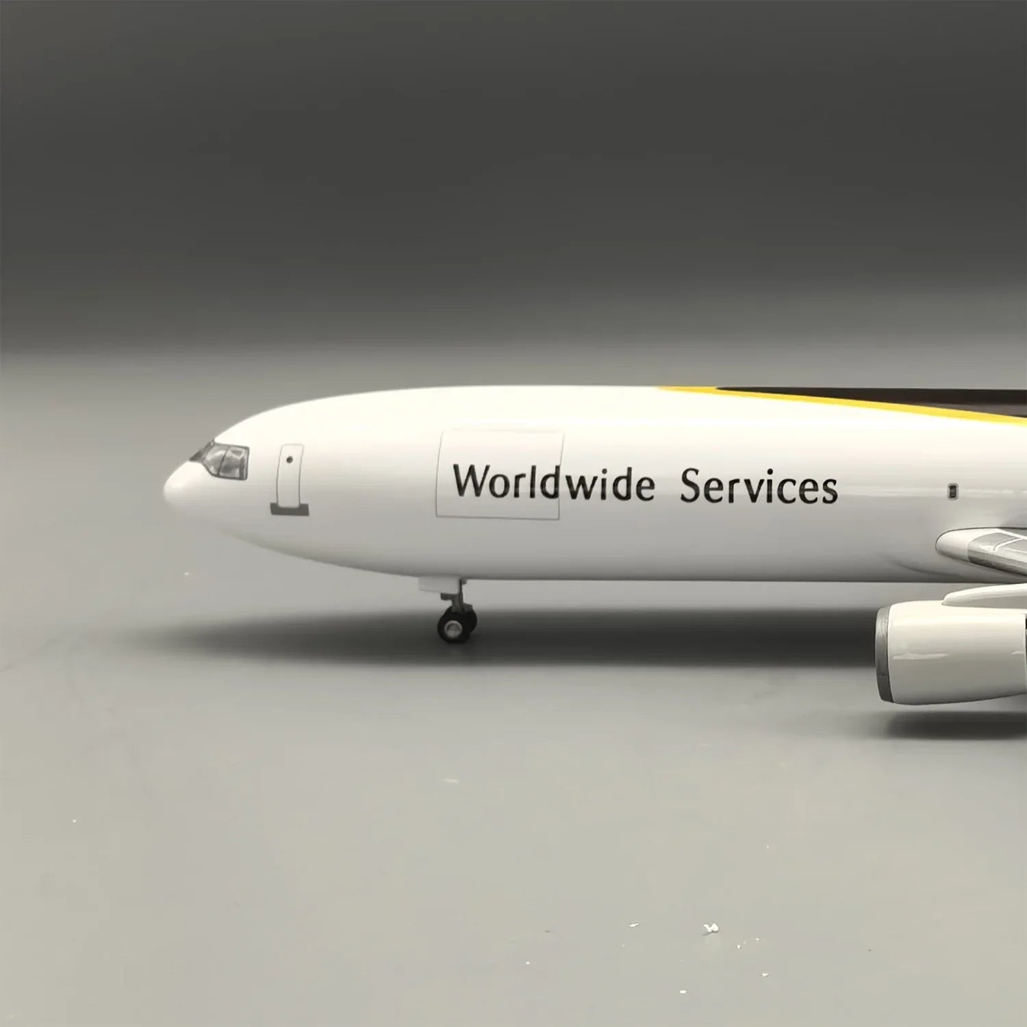UPS MD-11 McDonnell Douglas – Escala 1:130 – 47 cm/18,5 pulgadas – Resina ABS – SIN luces LED  - Gallery 12