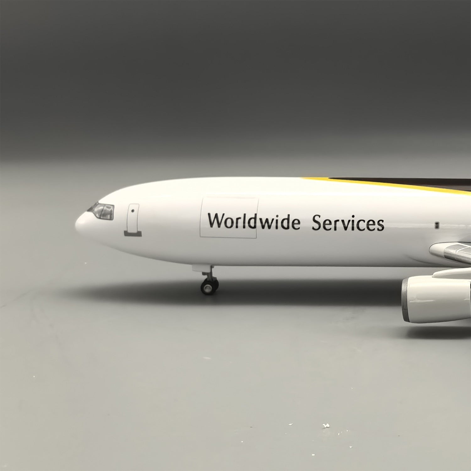 UPS MD-11 McDonnell Douglas – Scale 1:130 – 47 cm – ABS Resin – Optional LED Lights