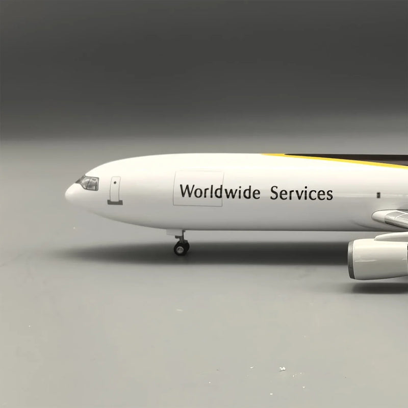 UPS MD-11 McDonnell Douglas – Escala 1:130 – 47 cm/18,5 pulgadas – Resina ABS – SIN luces LED  - Image 12