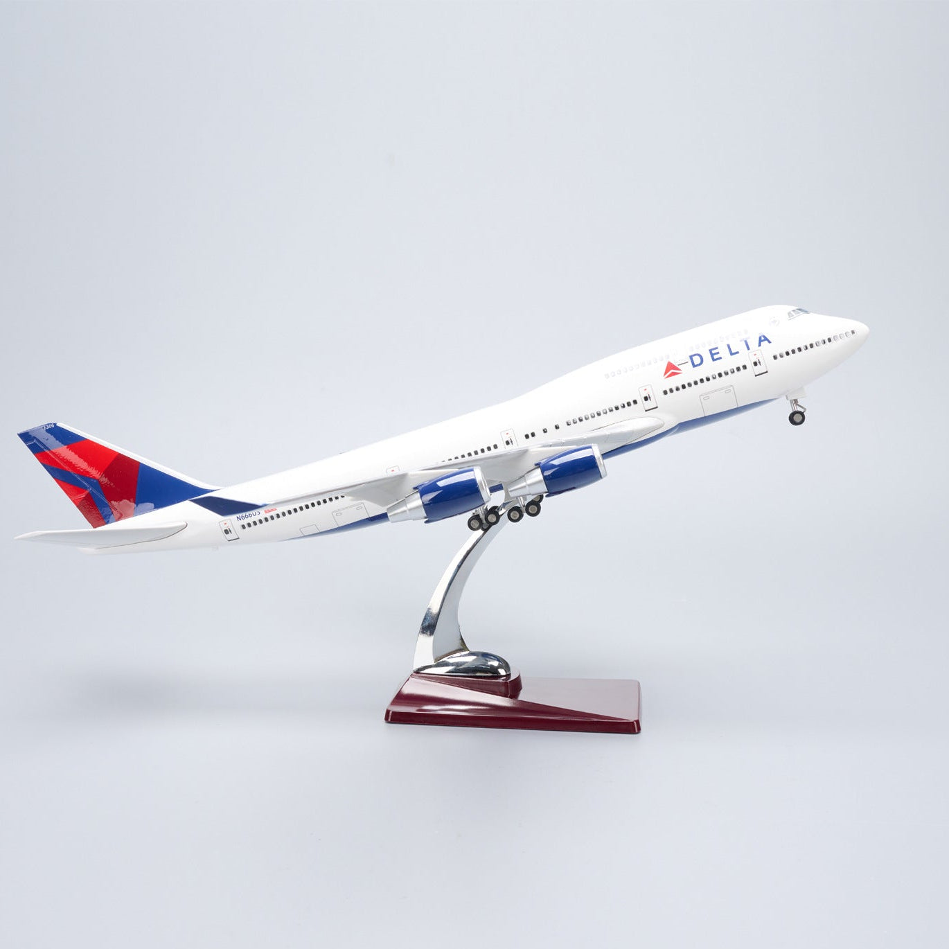 Boeing 747 Delta Classic Livery 1:150 – 47 cm / 18.5 in – Opening Interior
