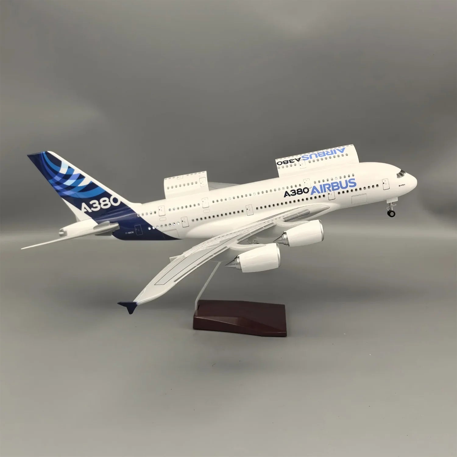 Airbus A380 Interior Cutaway Display Model – Scale 1:160 – Flying Dreams – 45.5 cm - Gallery 4