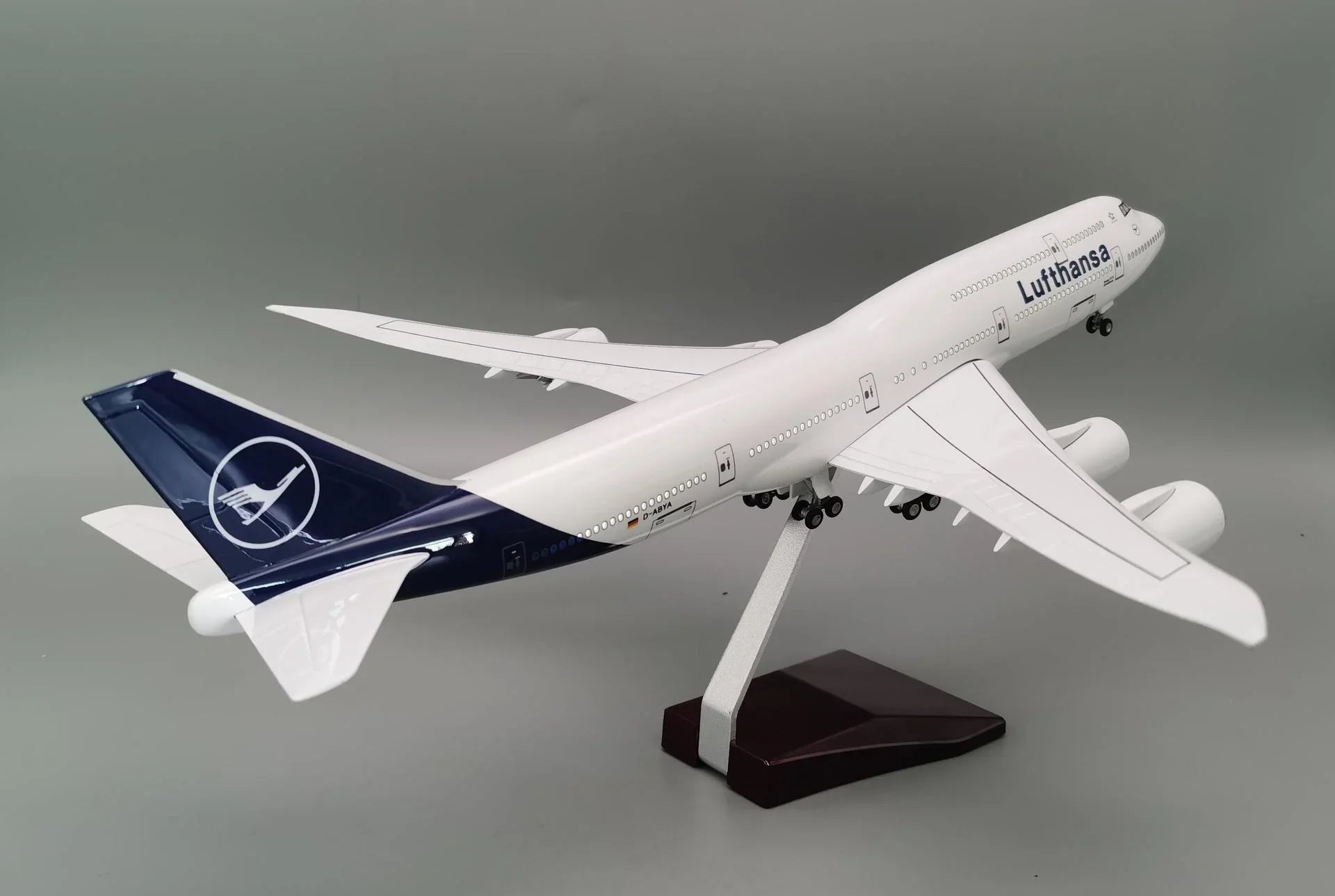 B747 Lufthansa New Painting - Scale 1/150 - 47cm - 18.5 in - Gallery 3