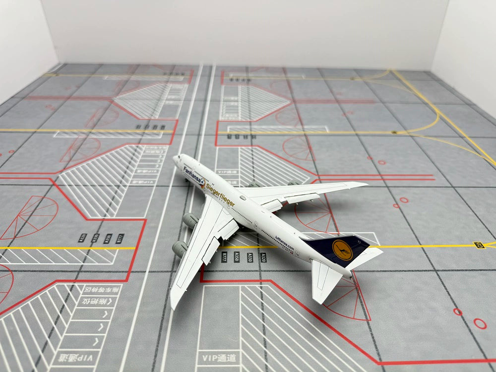 Lufthansa Boeing 747-8 D-ABYD / D-ABYI  Scale 1:400  YY Wings  19.1 cm