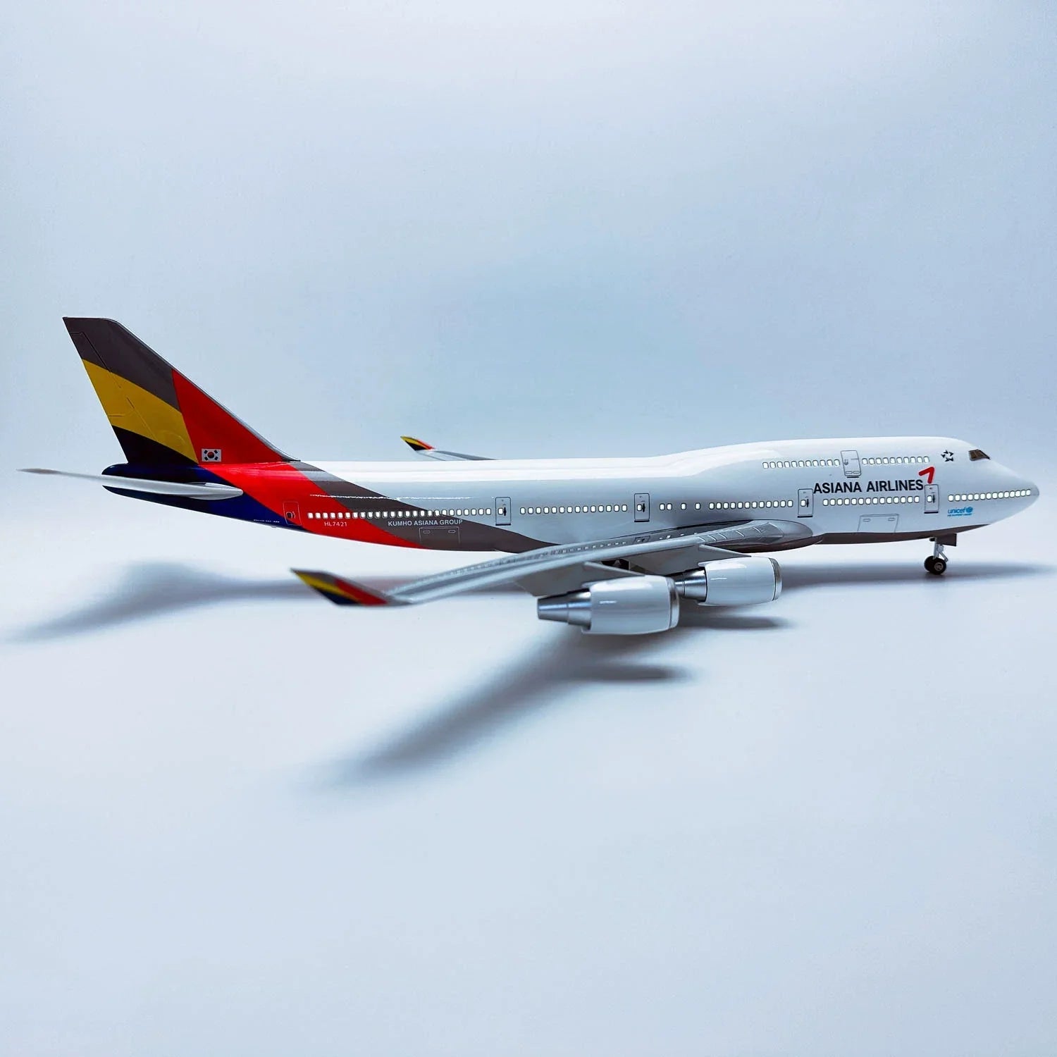 B747 Asiana Airlines - Scale 1/157 - L:47cm - Gallery 3