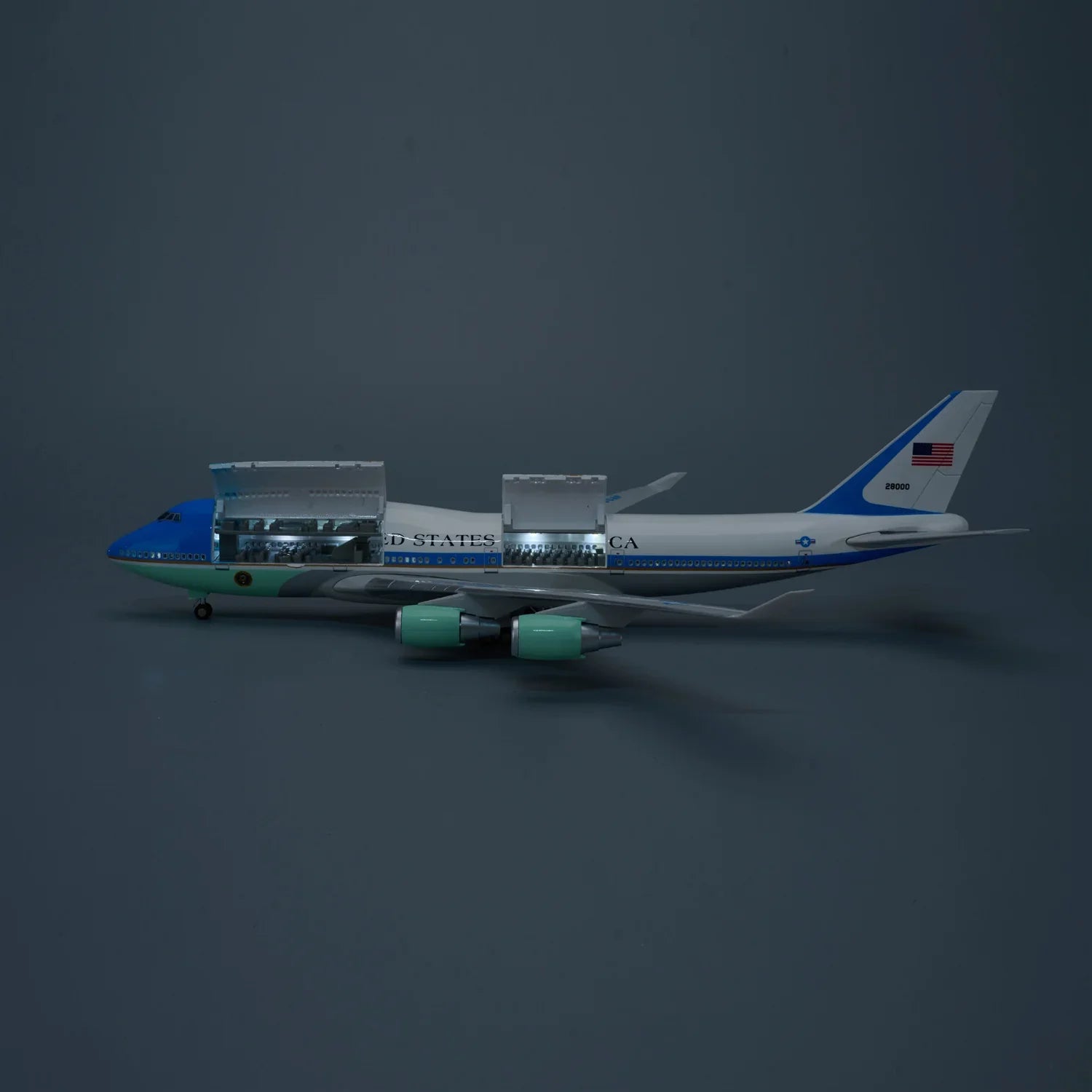 Boeing 747 Air Force One 1:150 – 47 cm / 18.5 in – Opening