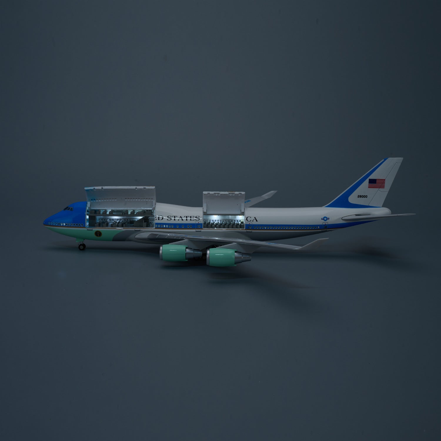 Boeing 747 Air Force One 1:150 – 47 cm / 18.5 in – Opening Interior