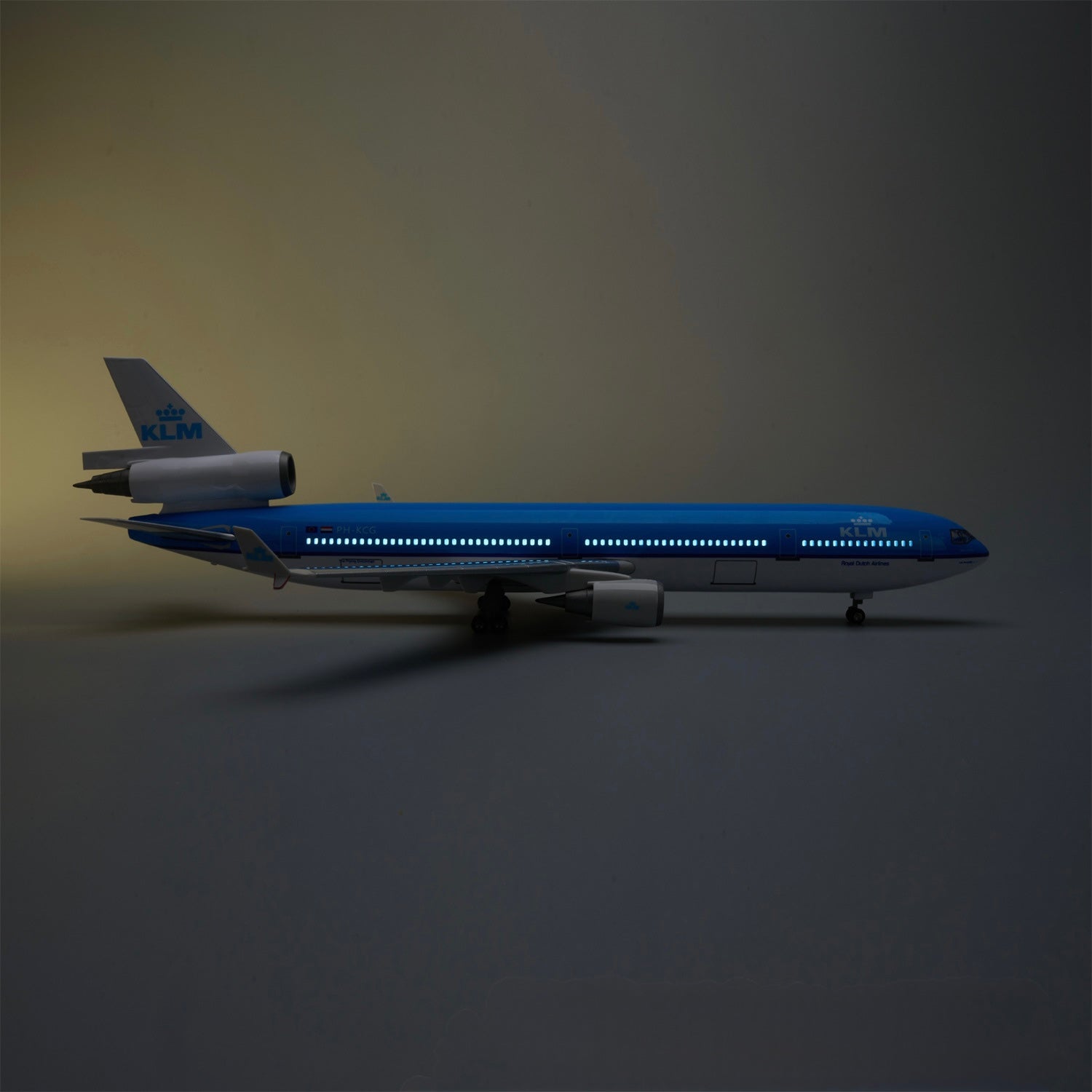 KLM MD-11 McDonnell Douglas – Scale 1:130 – 47 cm/18.5 in – ABS Resin – Optional LED Lights