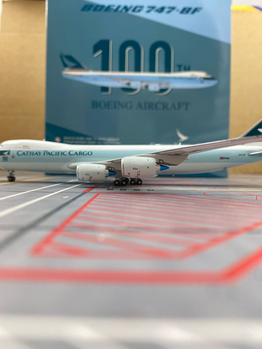 YY Wings 1/400 Cathay Pacific Boeing 747-8F