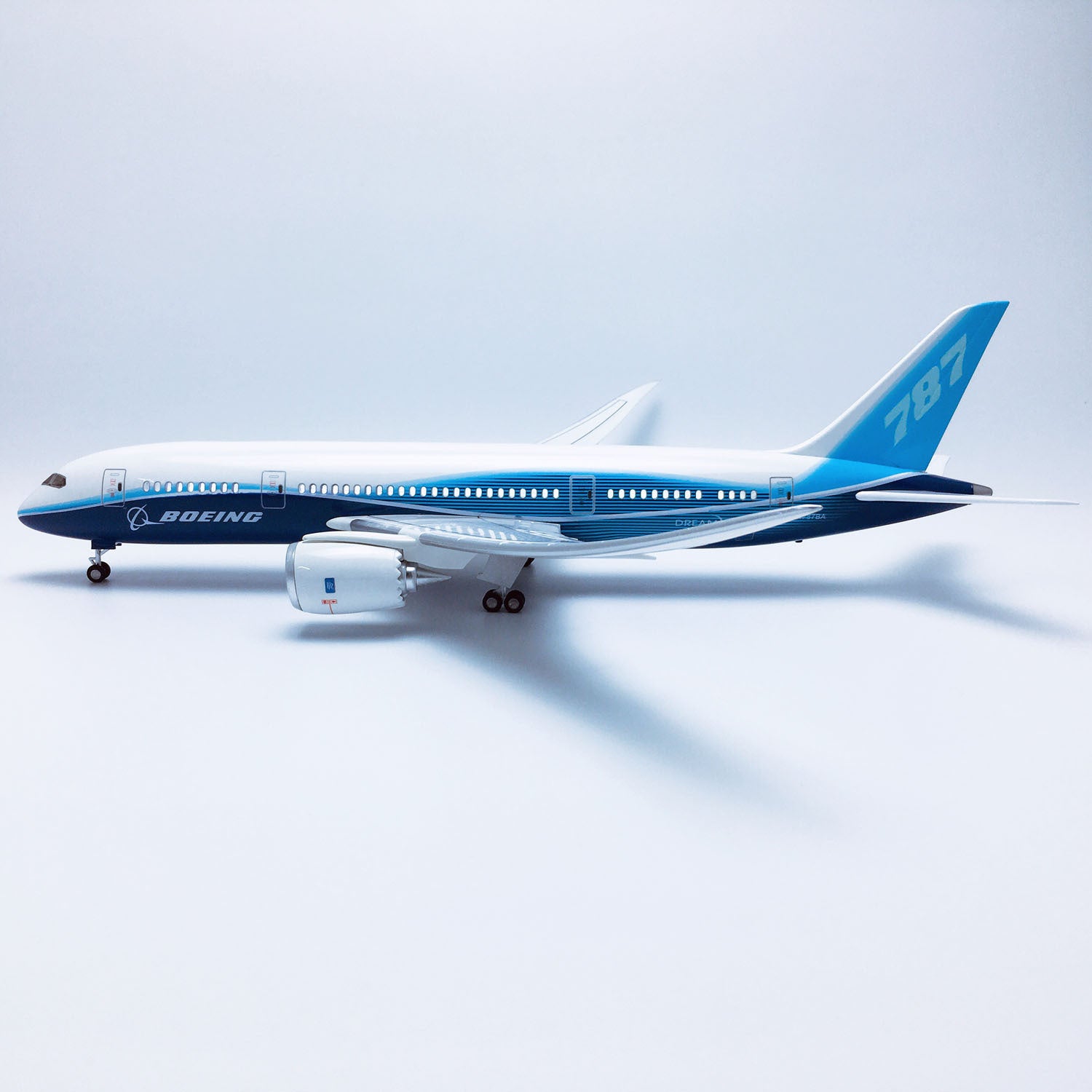 نموذج أولي لطائرة دريملاينر B787 - مقياس 1/130 - 43 سم - 16.9 بوصة