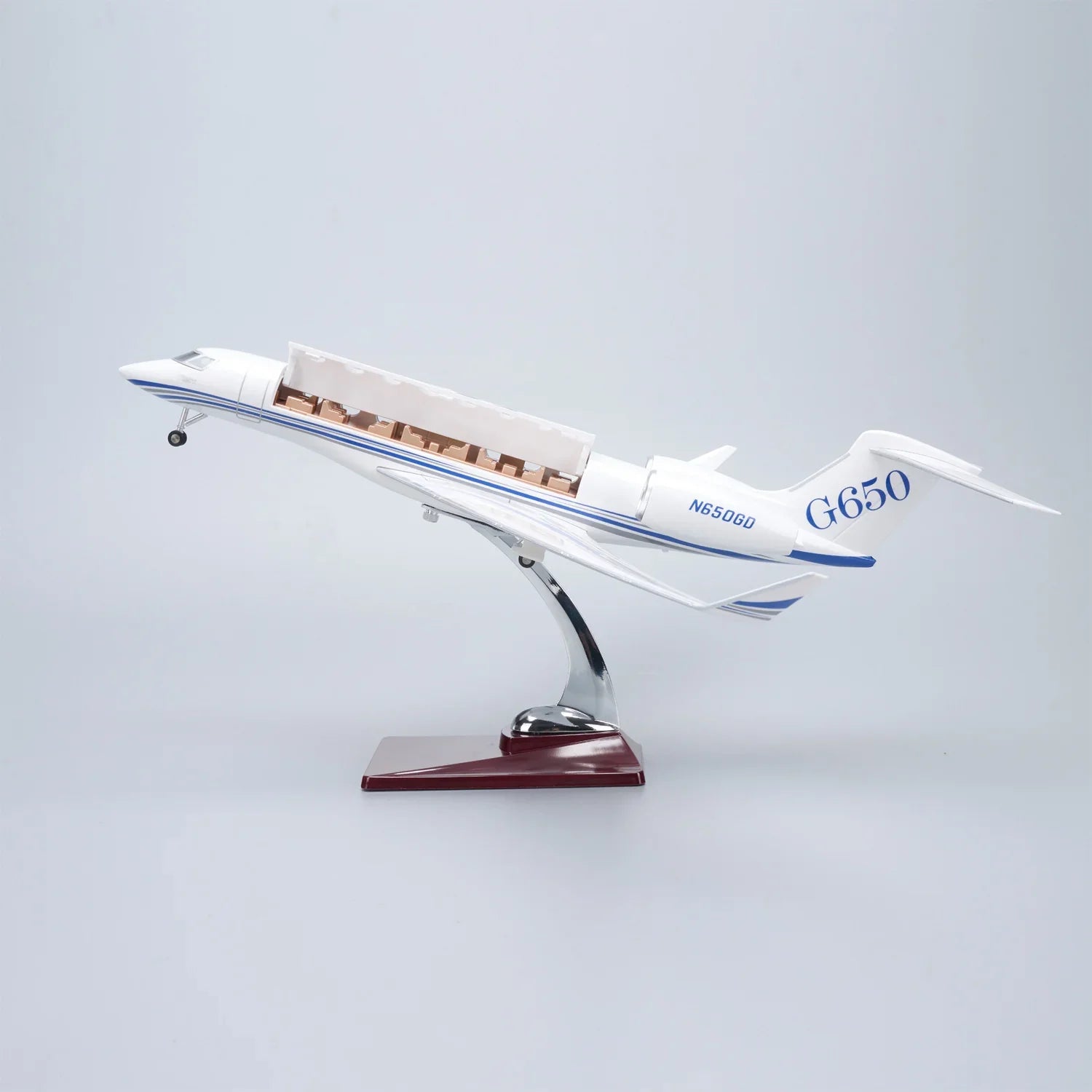 Gulfstream G650ER Jet Model – 1:50 Scale (45cm / 17.7in) – LED Architectural Cutaway - Gallery 1