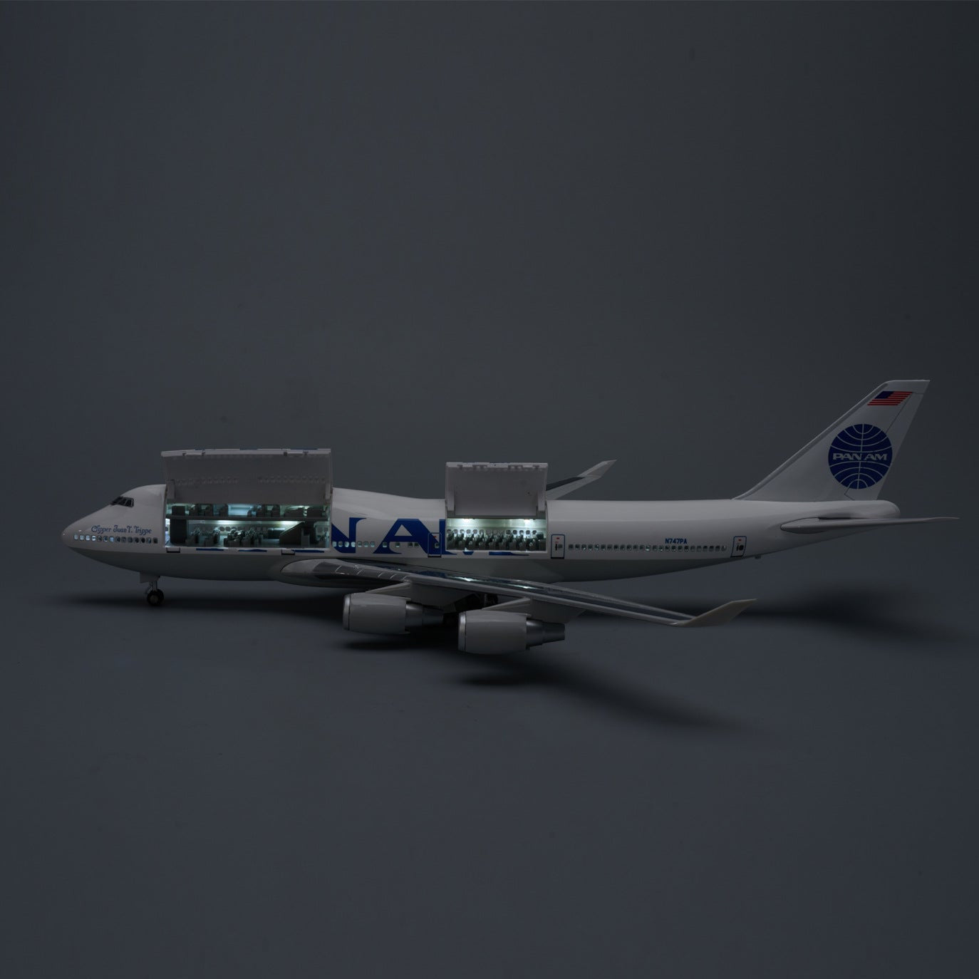 Boeing 747 PAN AM 1:150 – 47 cm / 18.5 in – Opening Interior