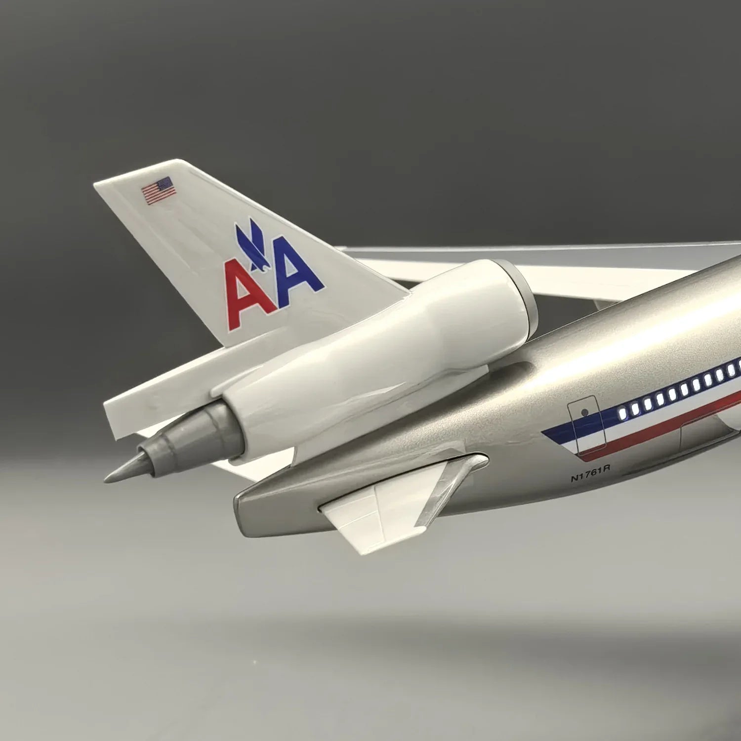 MD-11 American Airlines 1:130 – 47 cm / 18.5 in – ABS Resin – Optional LED Lights - Gallery 13